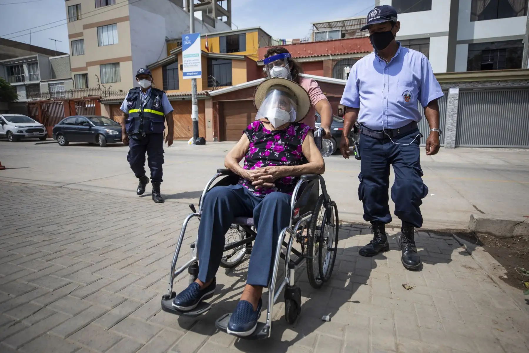 La Municipalidad de Lima brinda apoyo en la vacunación de adultos mayores contra el covid-19. Foto: MML
