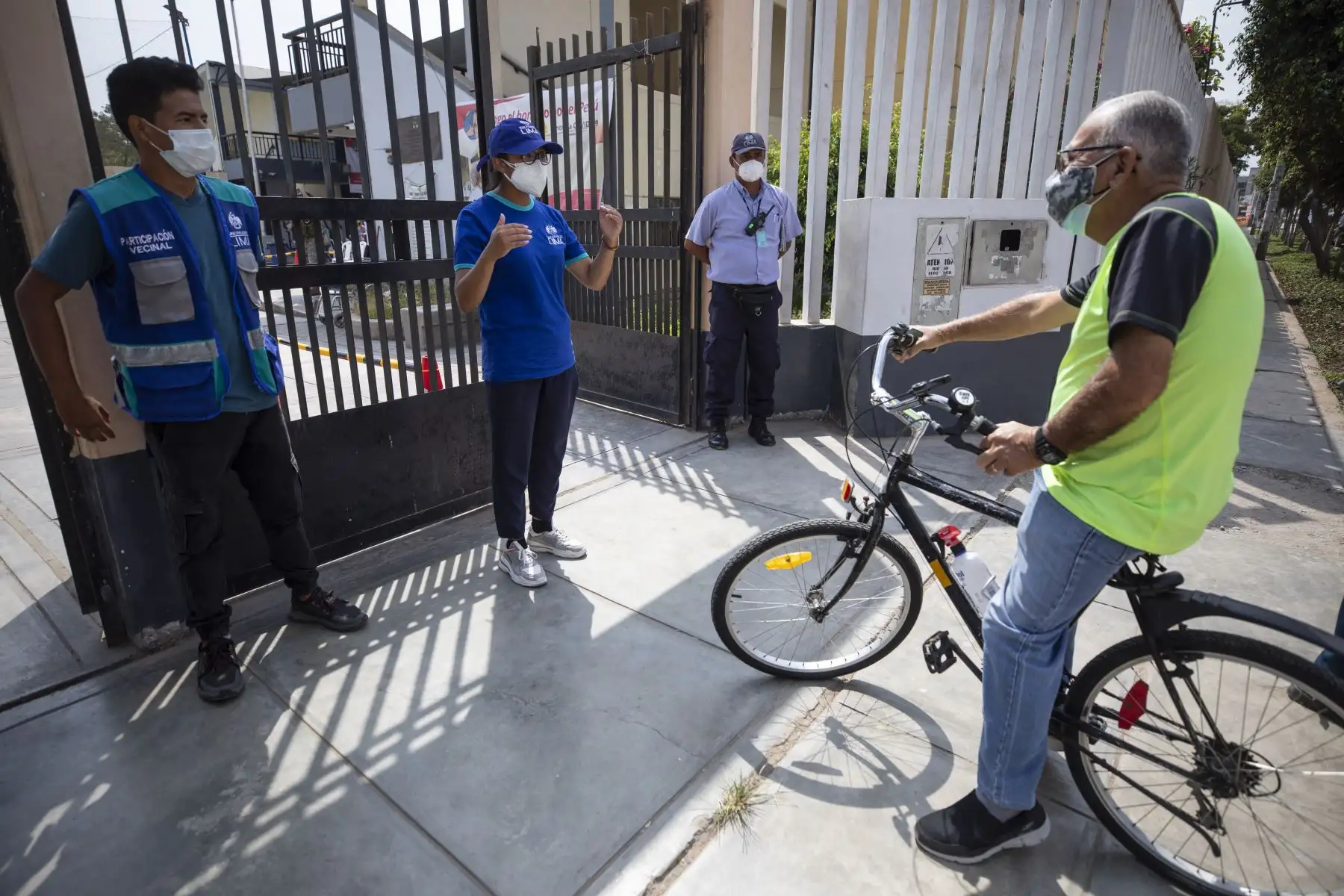 La Municipalidad de Lima brinda apoyo en la vacunación de adultos mayores contra el covid-19. Foto: MML