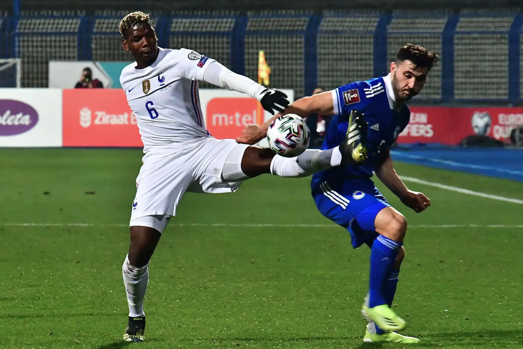 El centrocampista francés Paul Pogba lucha por el balón con el defensor de Bosnia-Herzegovina Sead Kolasinac durante el partido de clasificación de la Copa Mundial de la FIFA Qatar 2022. Foto: AFP