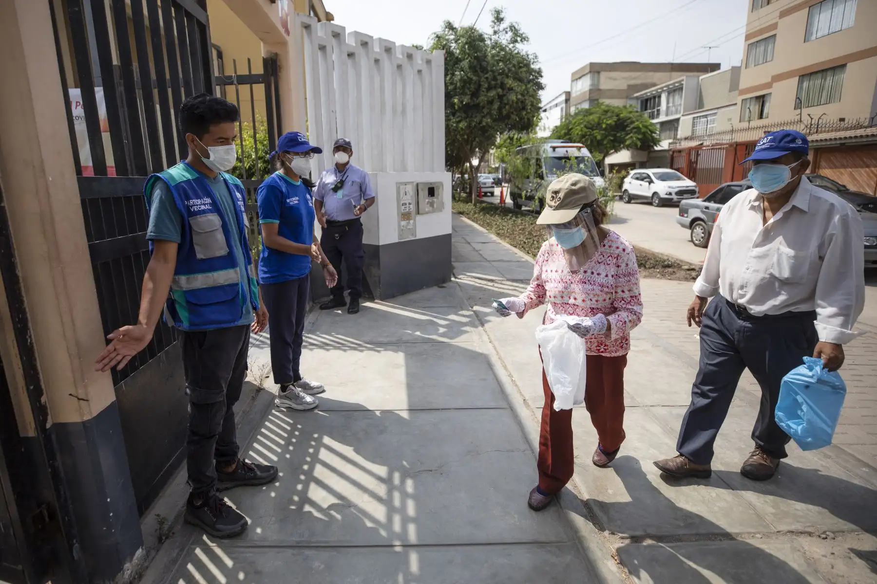 La Municipalidad de Lima brinda apoyo en la vacunación de adultos mayores contra el covid-19. Foto: MML