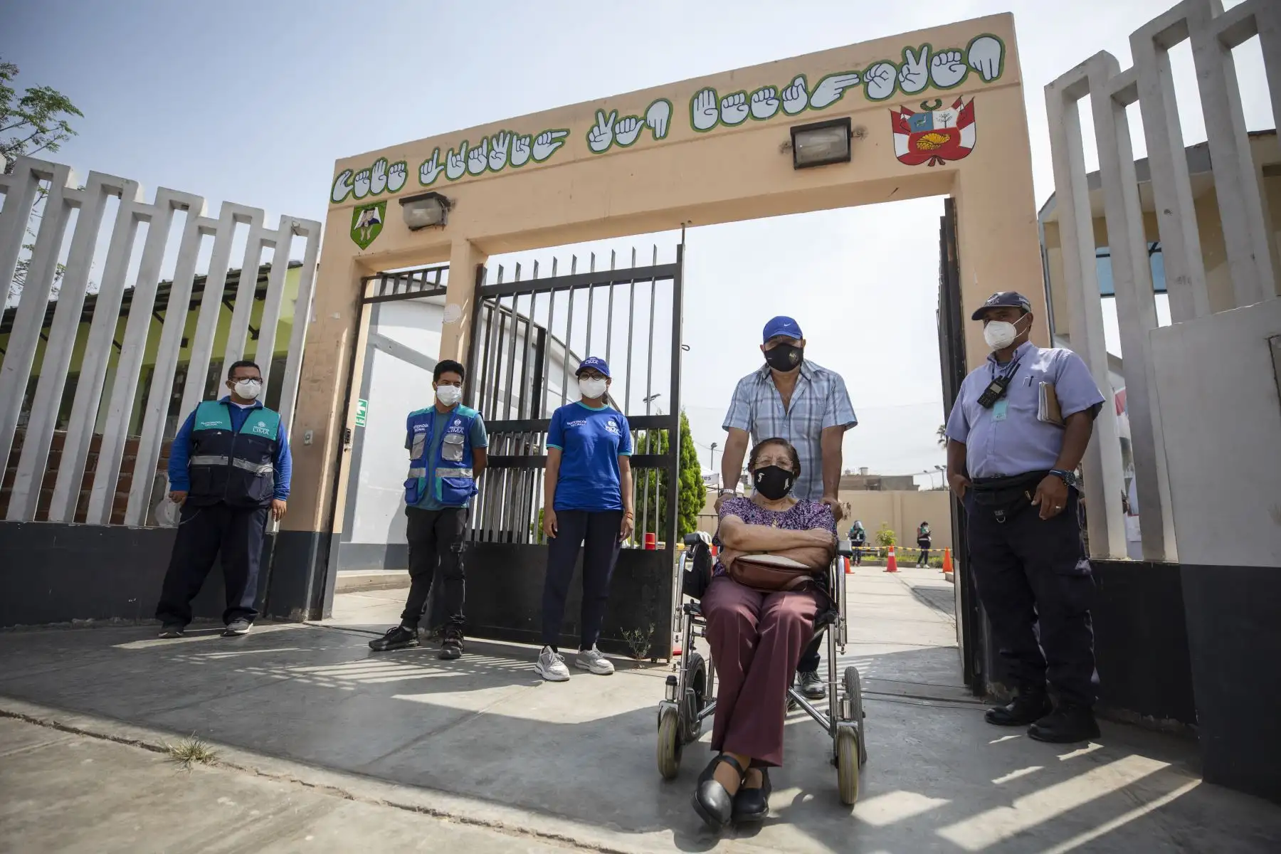 La Municipalidad de Lima brinda apoyo en la vacunación de adultos mayores contra el covid-19. Foto: MML