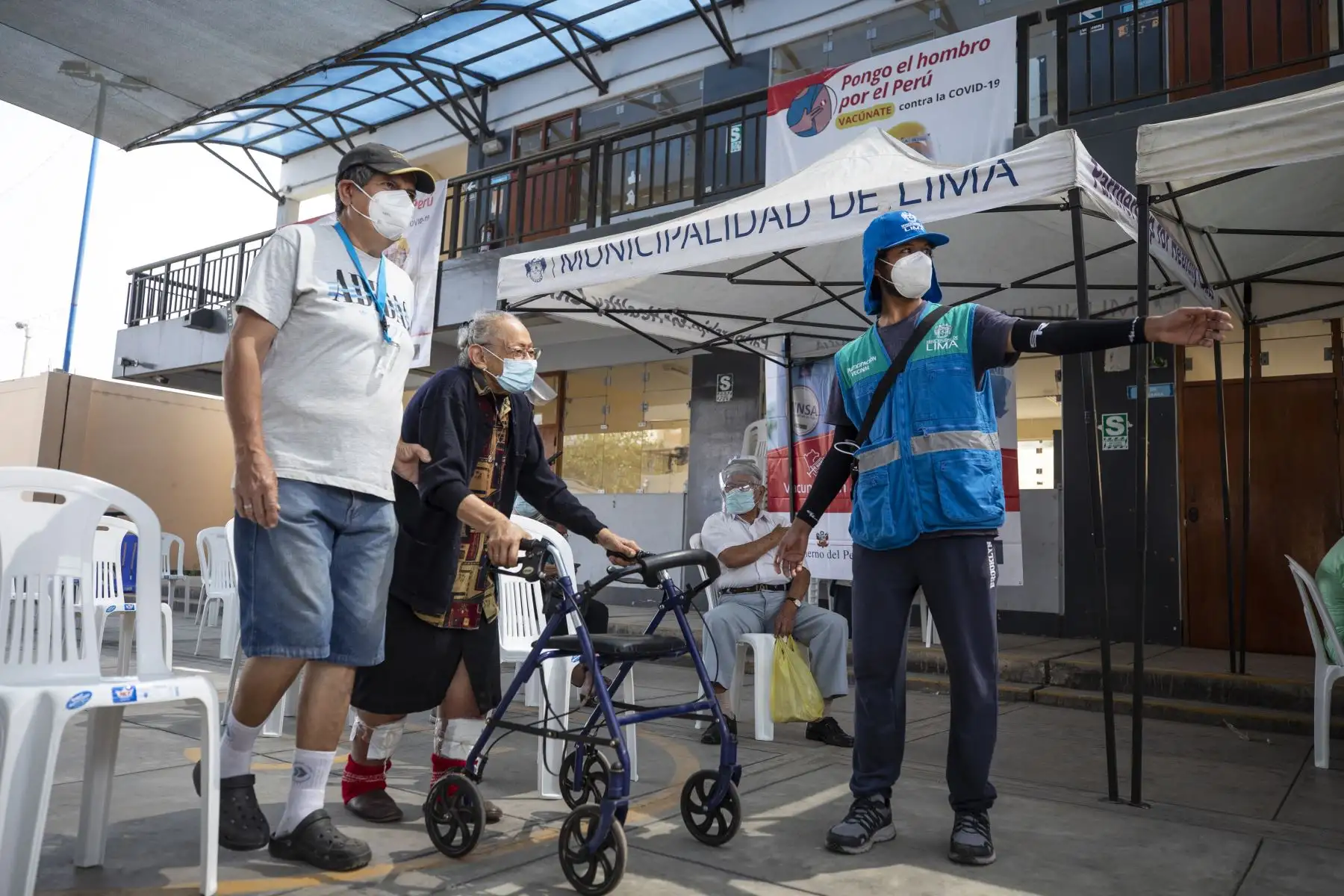 La Municipalidad de Lima brinda apoyo en la vacunación de adultos mayores contra el covid-19. Foto: MML
