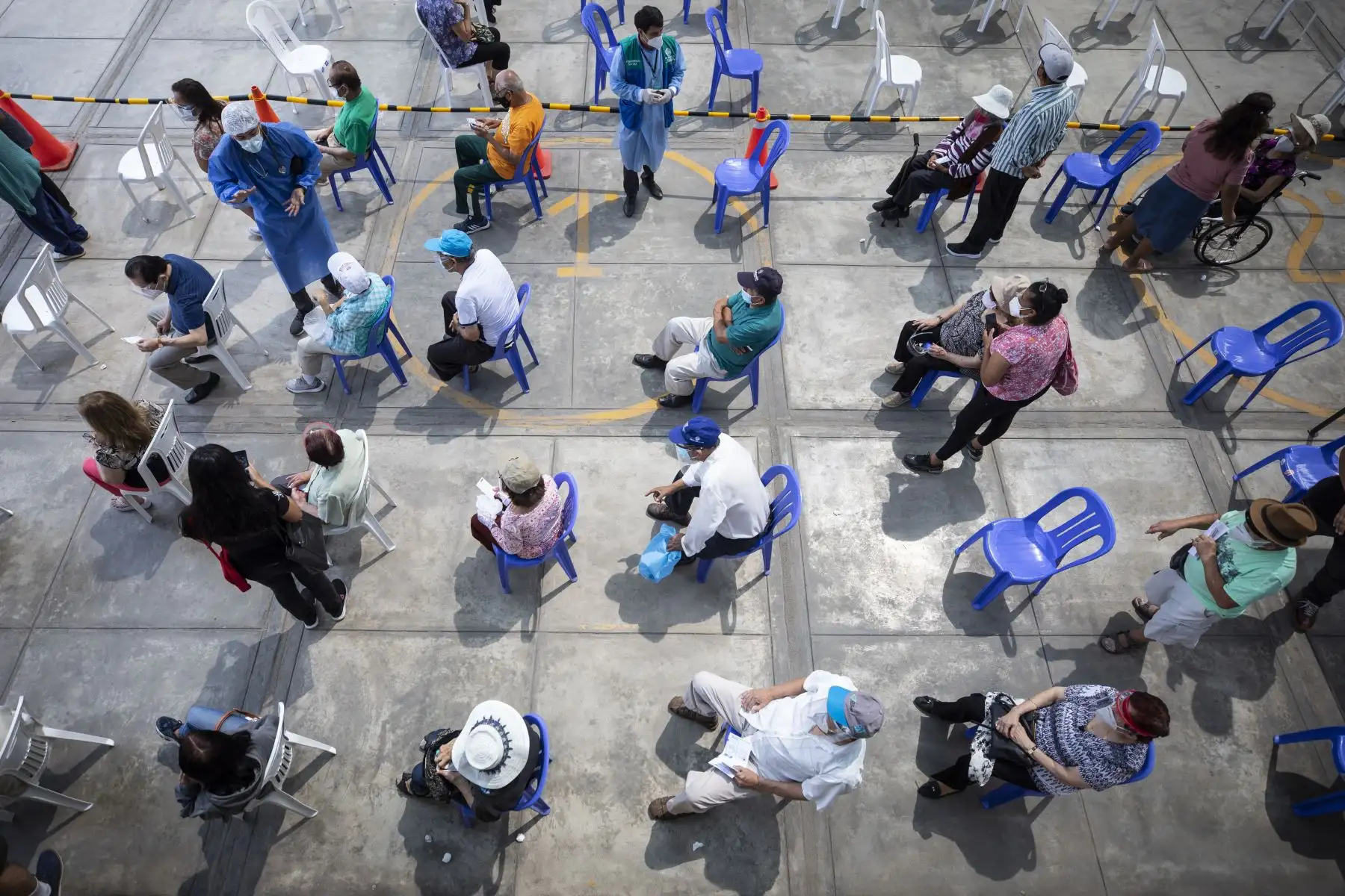 La Municipalidad de Lima brinda apoyo en la vacunación de adultos mayores contra el covid-19. Foto: MML