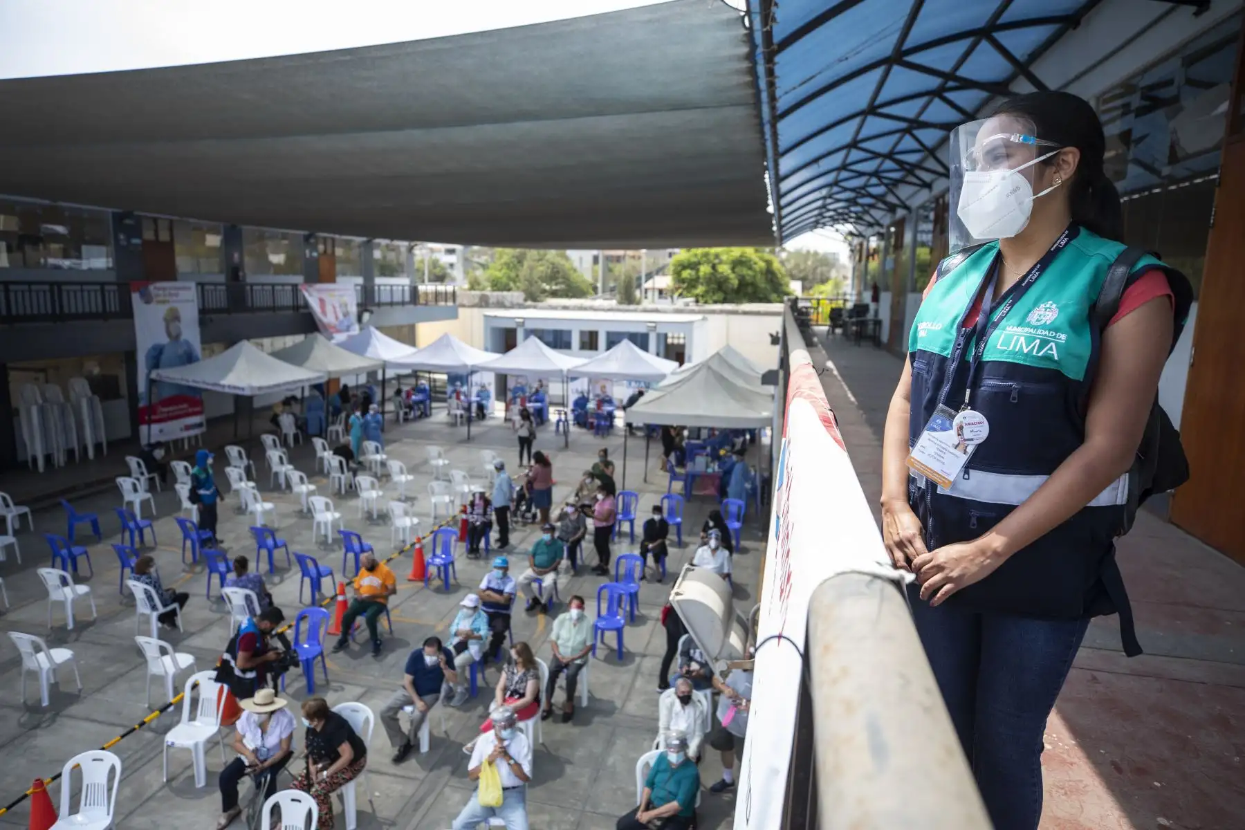 La Municipalidad de Lima brinda apoyo en la vacunación de adultos mayores contra el covid-19. Foto: MML