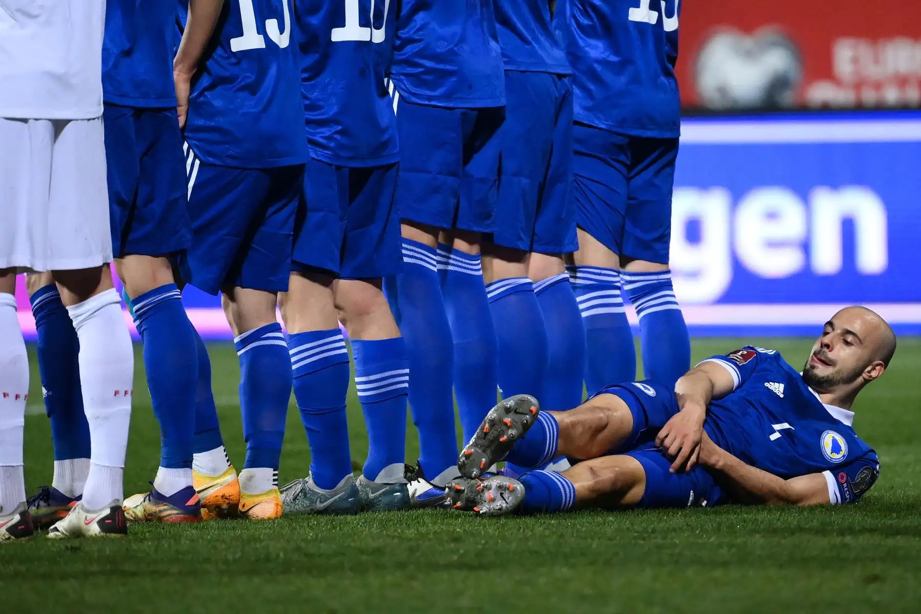 El defensor de Bosnia-Herzegovina, Darko Todorovic, yace en el suelo antes de un tiro libre durante el partido de clasificación del Grupo D para la Copa Mundial de la FIFA Qatar 2022. Foto: AFP