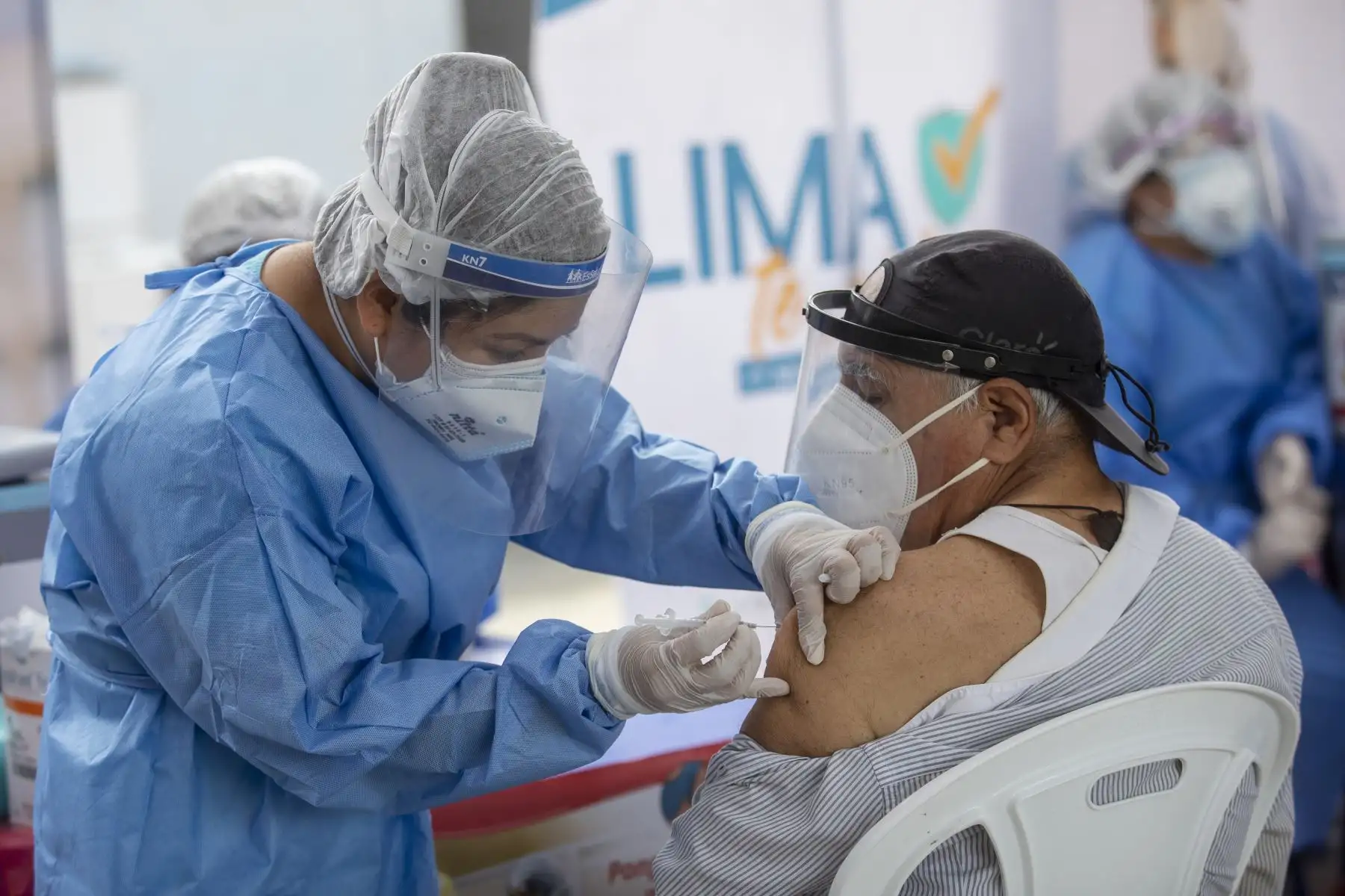 La Municipalidad de Lima brinda apoyo en la vacunación de adultos mayores contra el covid-19. Foto: MML