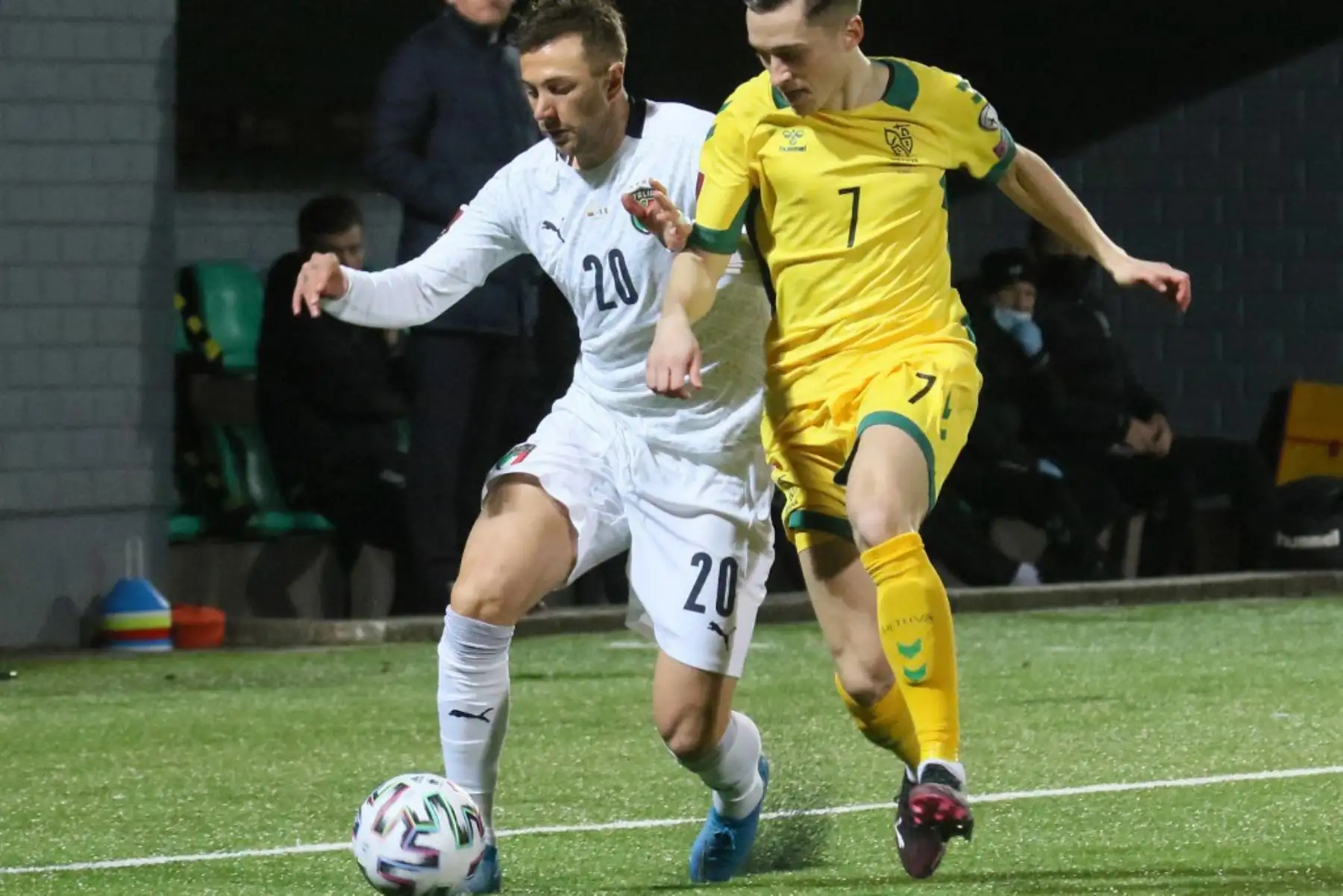El delantero italiano Federico Bernardeschi (L) y el centrocampista de Lituania Gratas Sirgedas (R) compiten por el balón durante la clasificación de fútbol de la Copa Mundial de la FIFA Qatar 2022 Lituania v Italia en Vilnius.

Foto:AFP