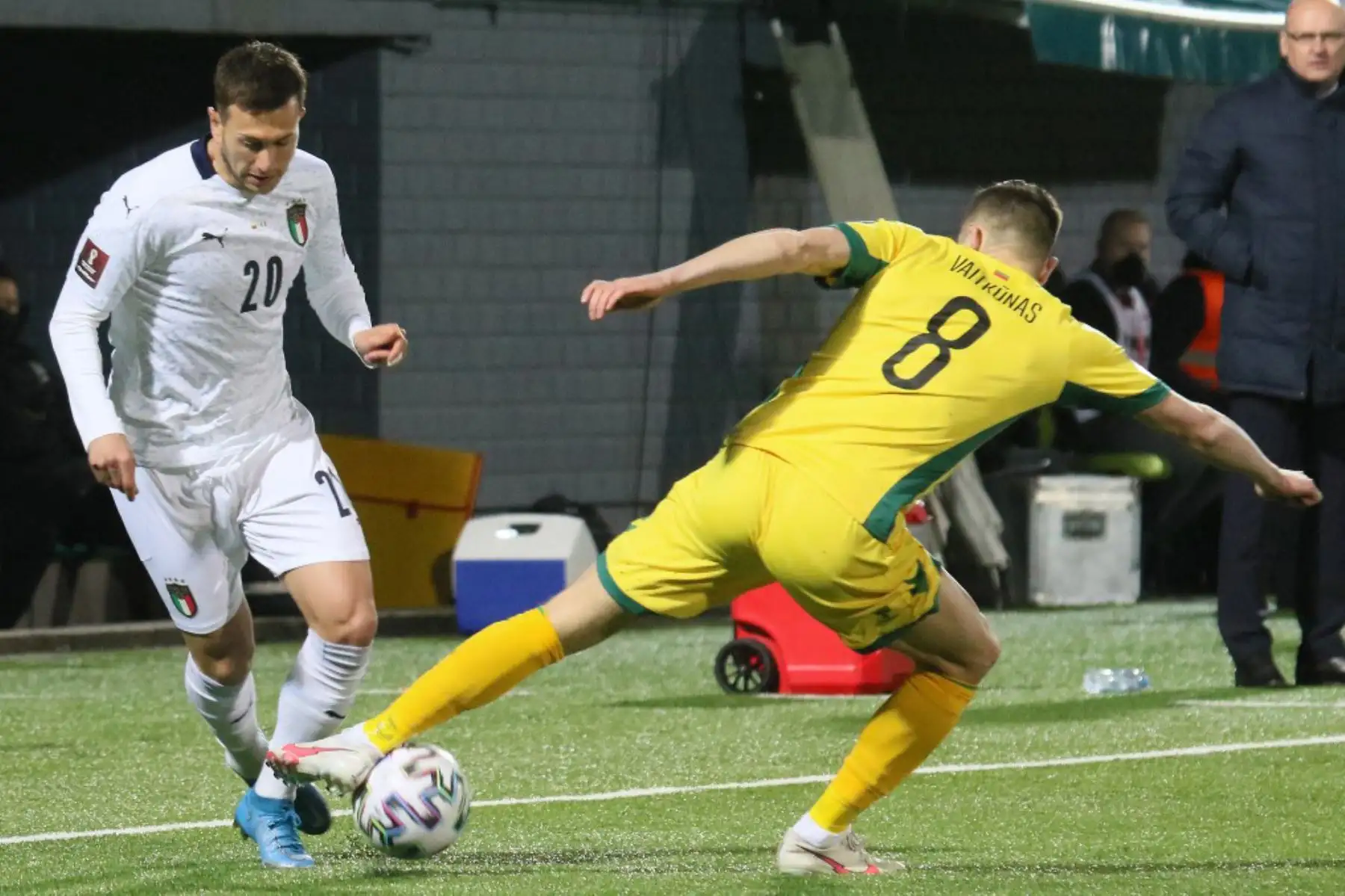 El delantero de Italia Federico Bernardeschi (L) y el defensor de Lituania Egidijus Vaitkunas (R) compiten por el balón durante la clasificación de fútbol de la Copa Mundial de la FIFA Qatar 2022 Lituania v Italia en Vilnius.

Foto:AFP