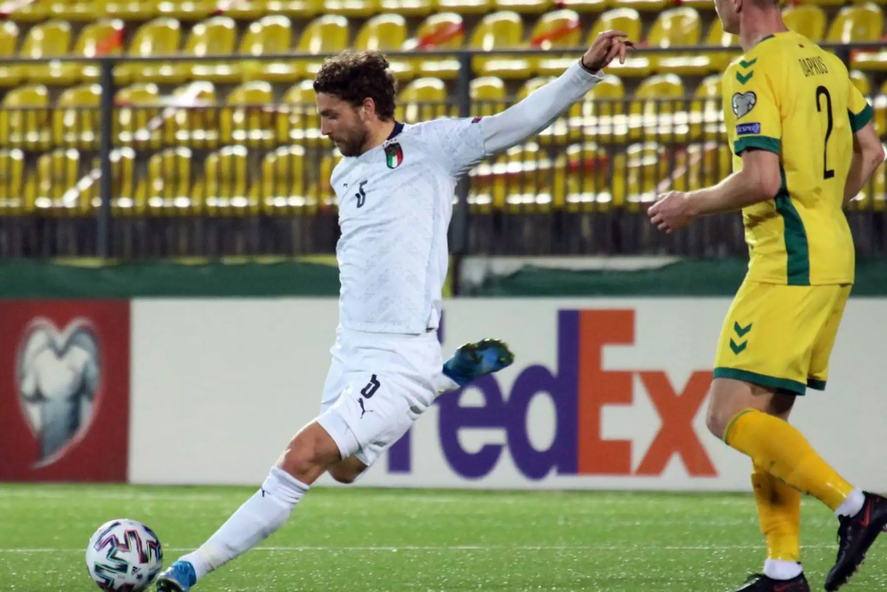 El mediocampista italiano Manuel Locatelli (izq.) Patea el balón durante la clasificación para la Copa Mundial de la FIFA Qatar 2022 Lituania v Italia en Vilnius.

Foto:AFP