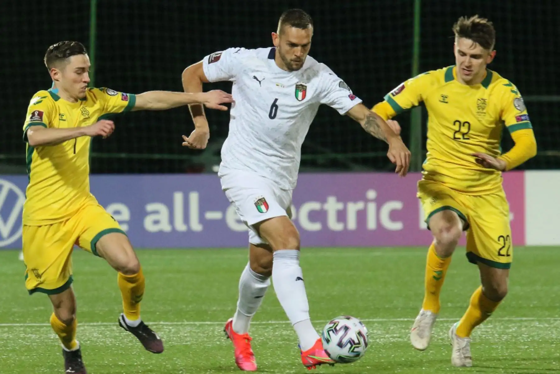 El defensa italiano Rafael Toloi (C) y el delantero lituano Fedor Cemych compiten por el balón durante la clasificación de fútbol de la Copa Mundial de la FIFA Qatar 2022 Lituania v Italia en Vilnius.

Foto:AFP