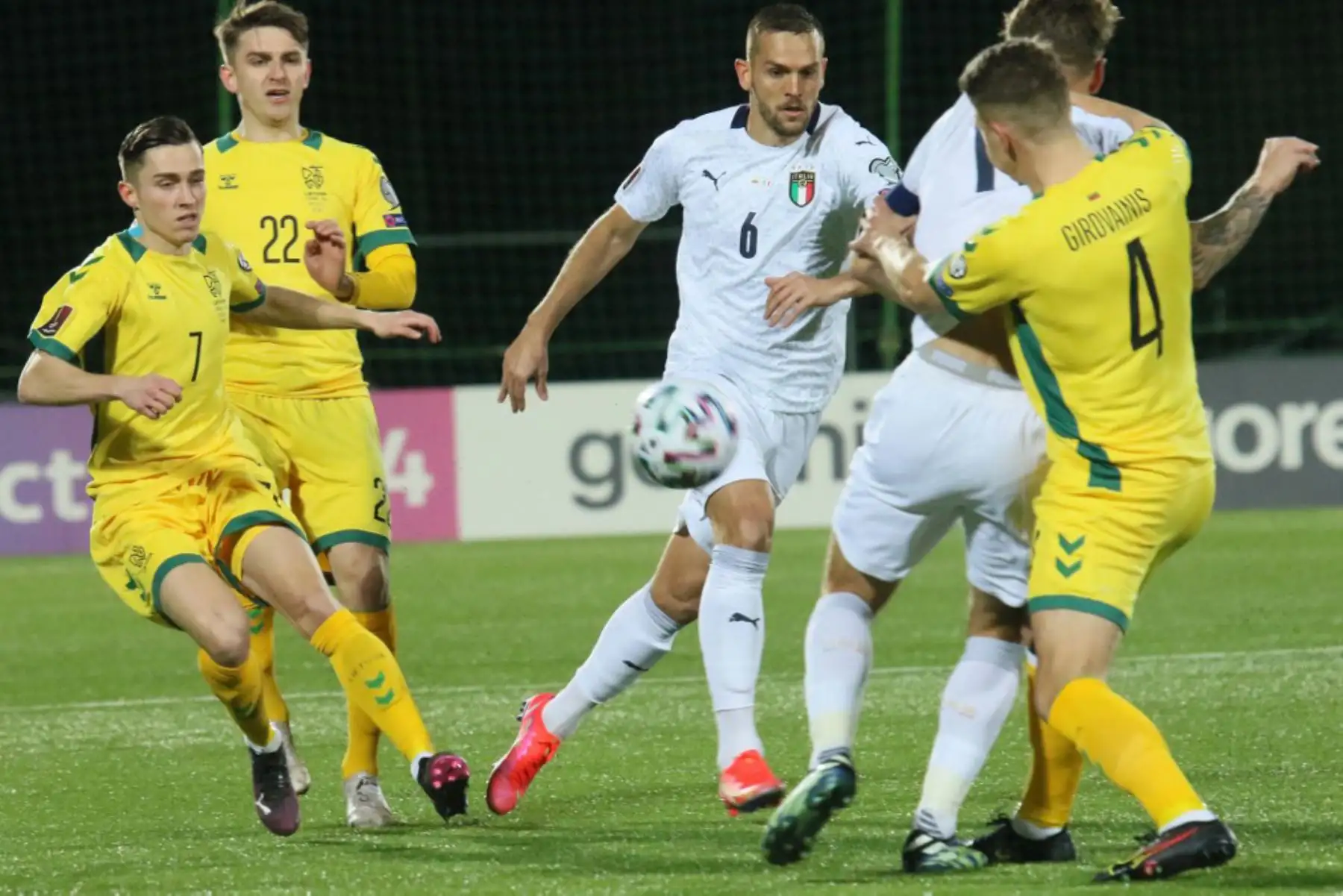 (De izquierda a derecha) El centrocampista lituano Gratas Sirgedas, el delantero lituano Fedor Cemych, el defensa italiano Rafael Toloi y el defensor lituano Edvinas Girdvainis compiten por el balón durante la clasificación para la Copa Mundial de la FIFA Qatar 2022 fútbol Lituania v Italia en Vilnius.

Foto:AFP