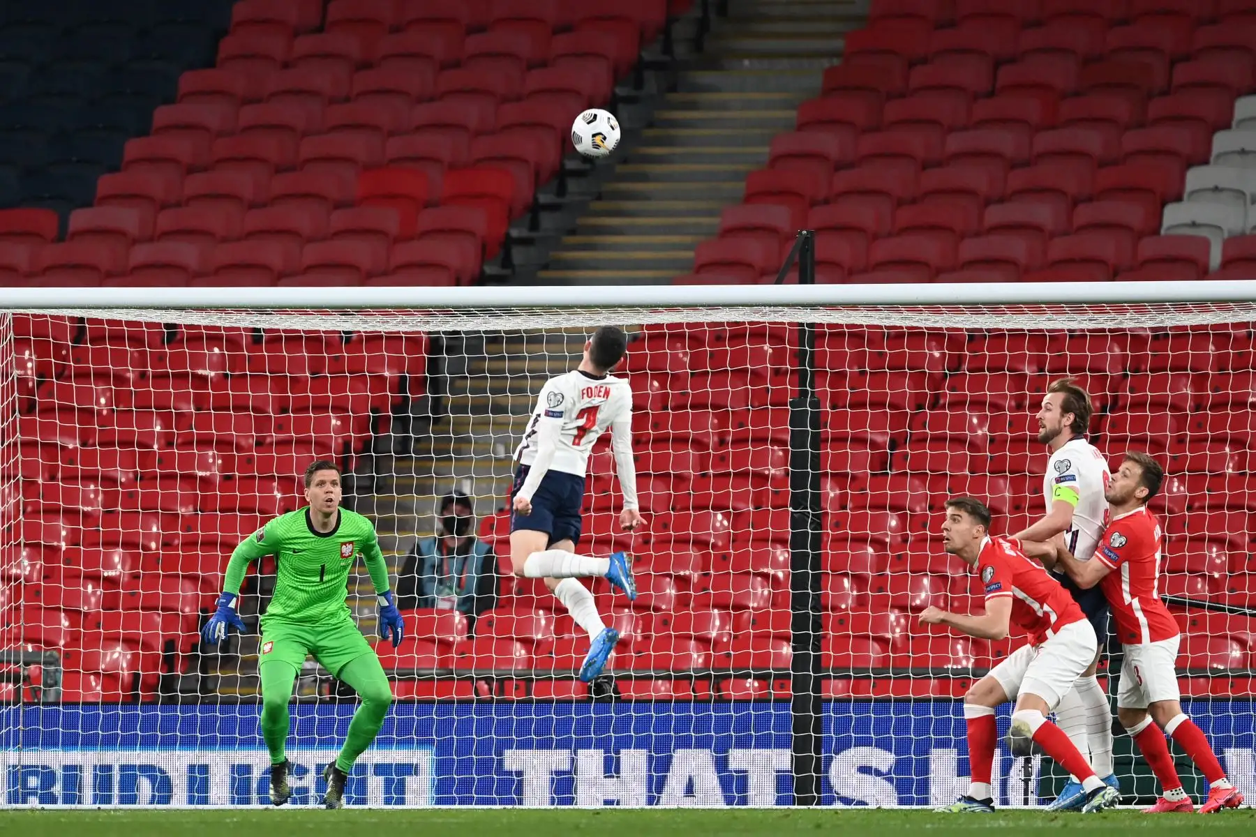 El mediocampista de Englands, Phil Foden pierde una oportunidad durante el partido de fútbol de clasificación del Grupo I de la Copa Mundial de la FIFA Qatar 2022. Foto: AFP