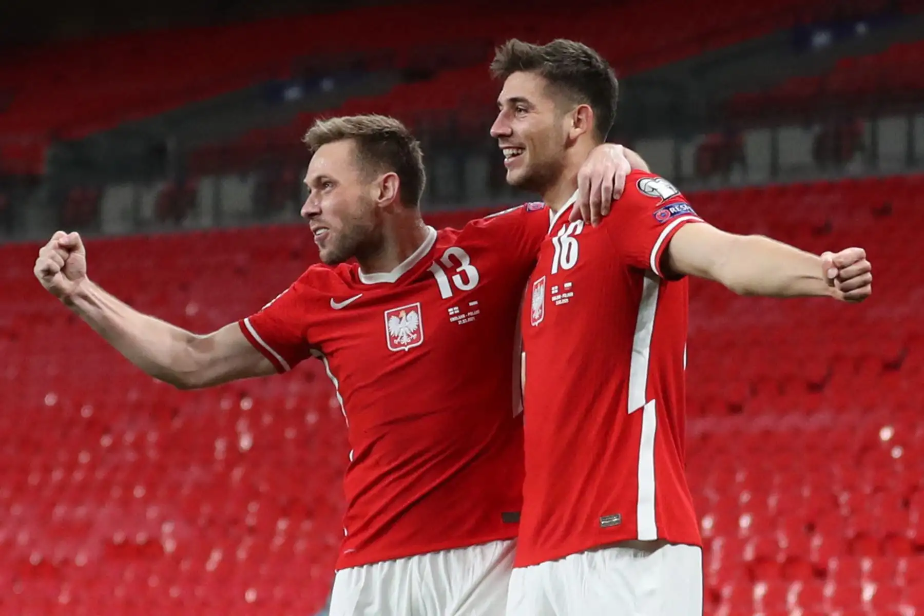 El centrocampista polaco Jakub Moder celebra su primer gol para igualar 1-1 con el defensor polaco Maciej Rybus durante el partido de clasificación de la Copa Mundial de la FIFA Qatar 2022. Foto: AFP