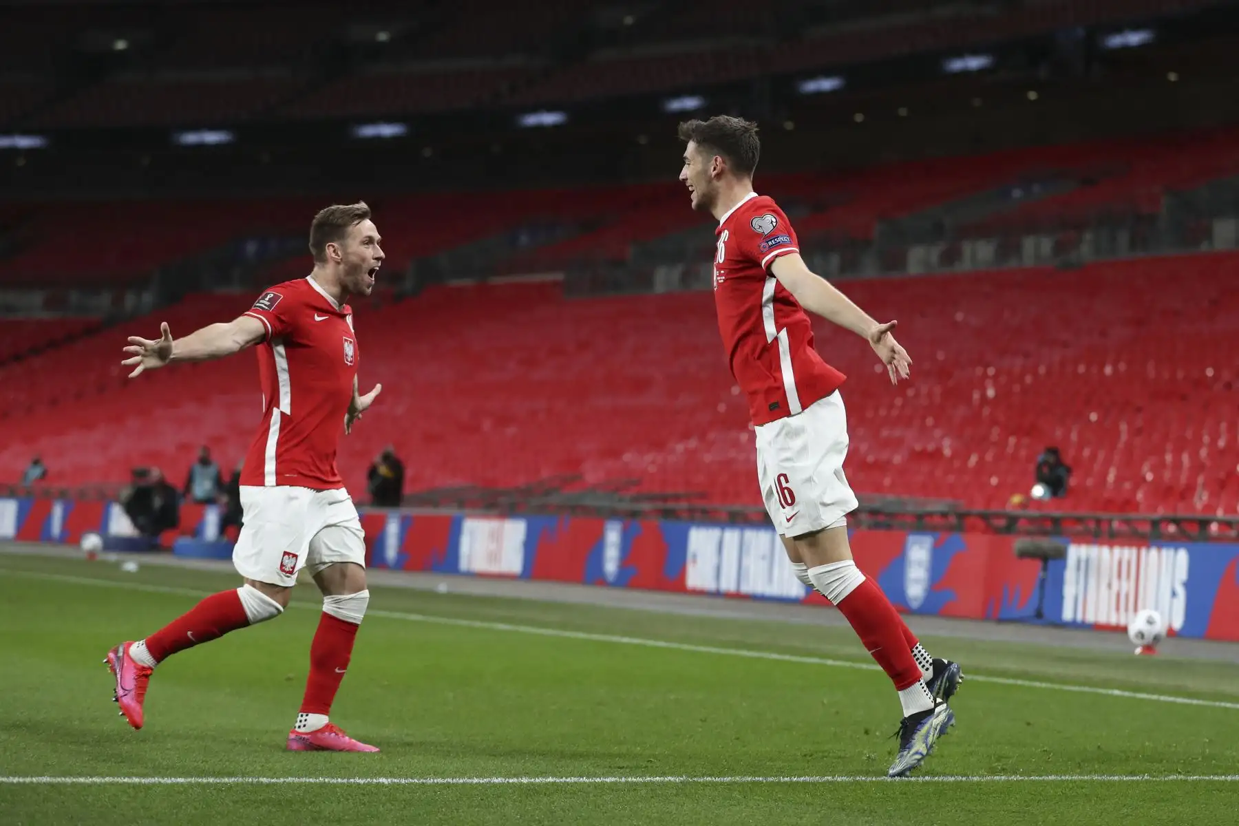 El centrocampista polaco Jakub Moder celebra su primer gol para igualar 1-1 durante el partido de clasificación del Grupo I de la Copa Mundial de la FIFA Qatar 2022. Foto: AFP