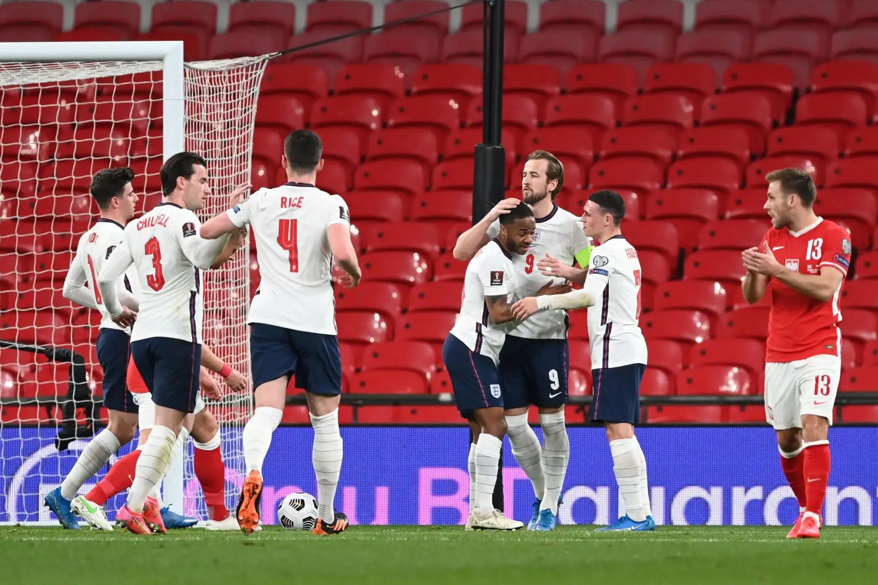 El equipo inglés celebra después de que Harry Kane anotara el 1-0 durante el partido de clasificación para la Copa Mundial de la FIFA 2022. Foto: EFE