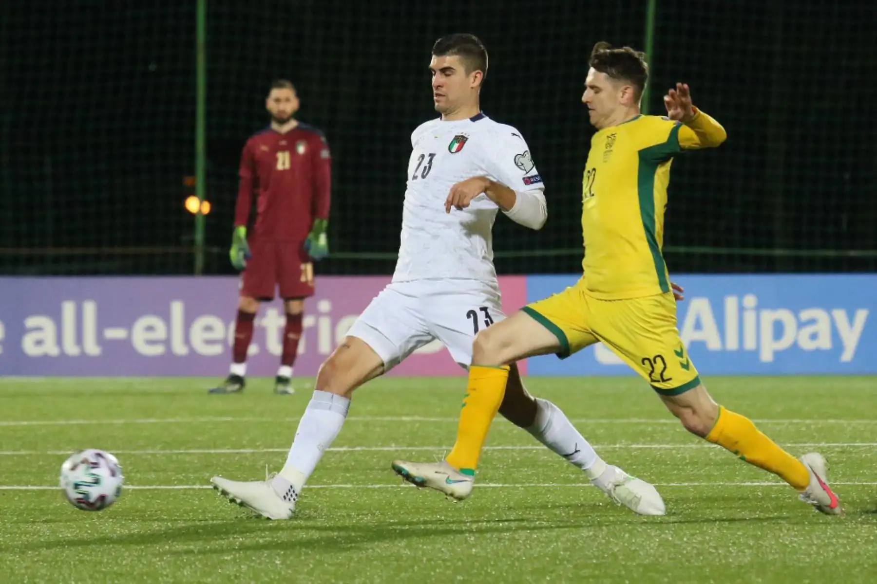 El defensa italiano Gianluca Mancini (izq.) Y el delantero lituano Fiodor Cernych compiten por el balón durante la fase de clasificación para la Copa Mundial de la FIFA Qatar 2022 Lituania v Italia en Vilnius.

Foto:AFP