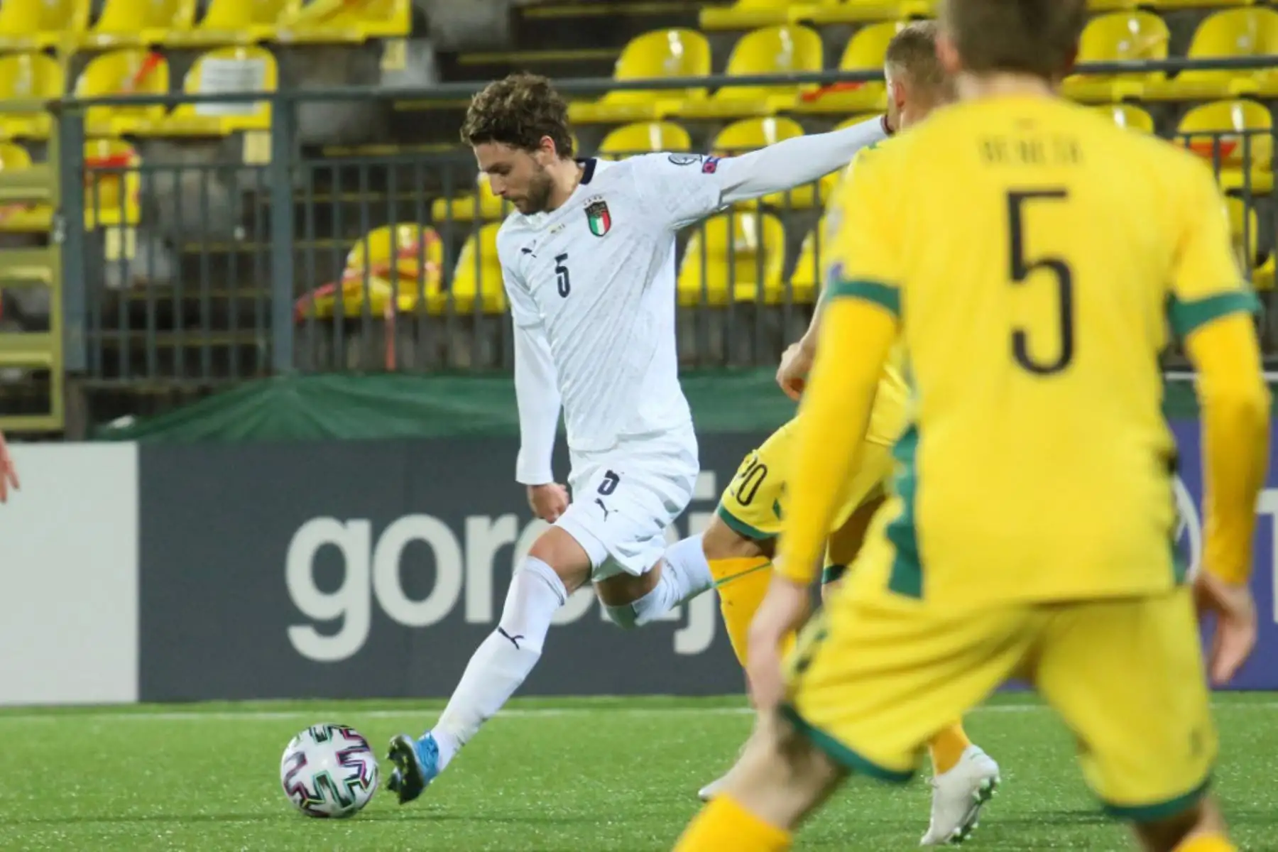 El mediocampista italiano Manuel Locatelli (izq.) Patea el balón durante la clasificación para la Copa Mundial de la FIFA Qatar 2022 Lituania v Italia en Vilnius.

Foto:AFP