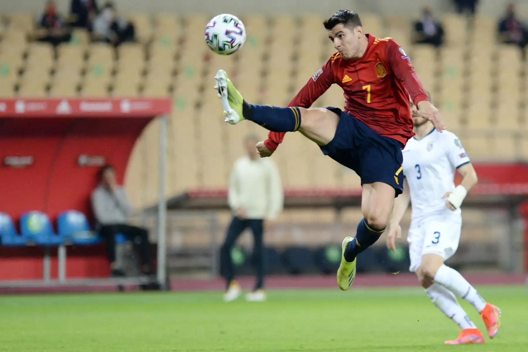 El delantero español Álvaro Morata salta para controlar el balón durante el partido de fútbol de clasificación para la Copa Mundial de la FIFA Qatar 2022. Foto: AFP