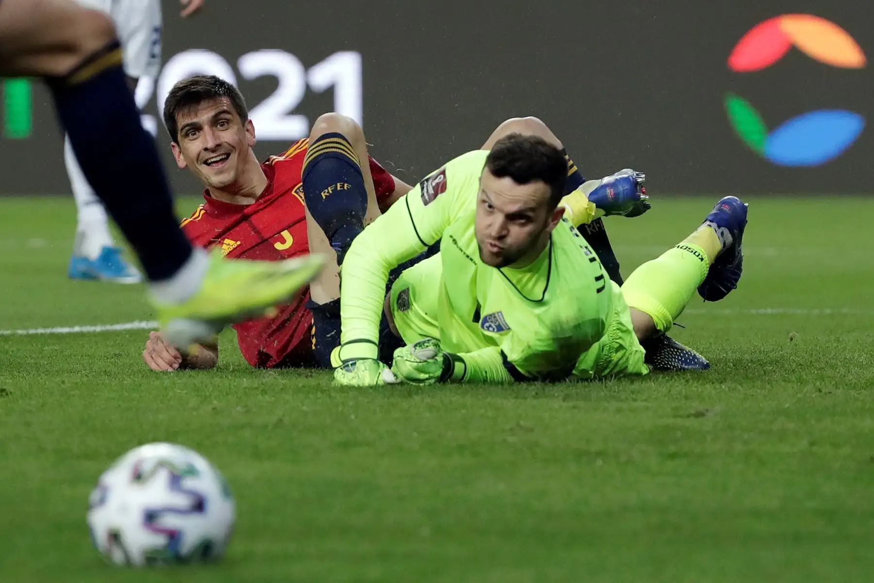 El delantero de España Gerard Moreno reacciona ante el portero de Kosovo Samir Ujkani durante en el partido de clasificación para el Mundial Catar 2022. Foto: EFE