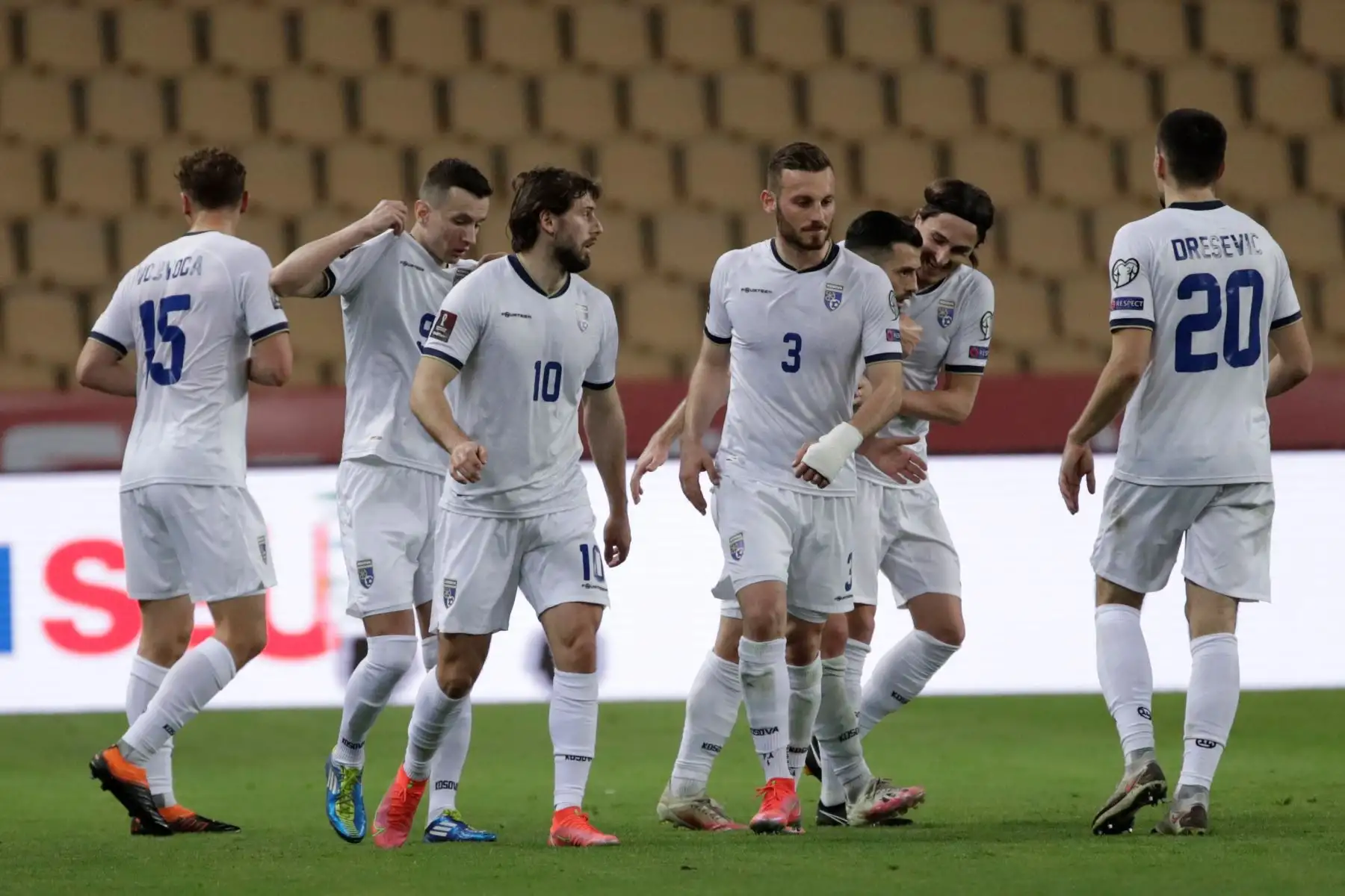 El centrocampista de Kosovo Besar Halimi celebra con sus compañeros tras marcar el 2-1 ante España durante el partido de clasificación para el Mundial Catar 2022. Foto: EFE