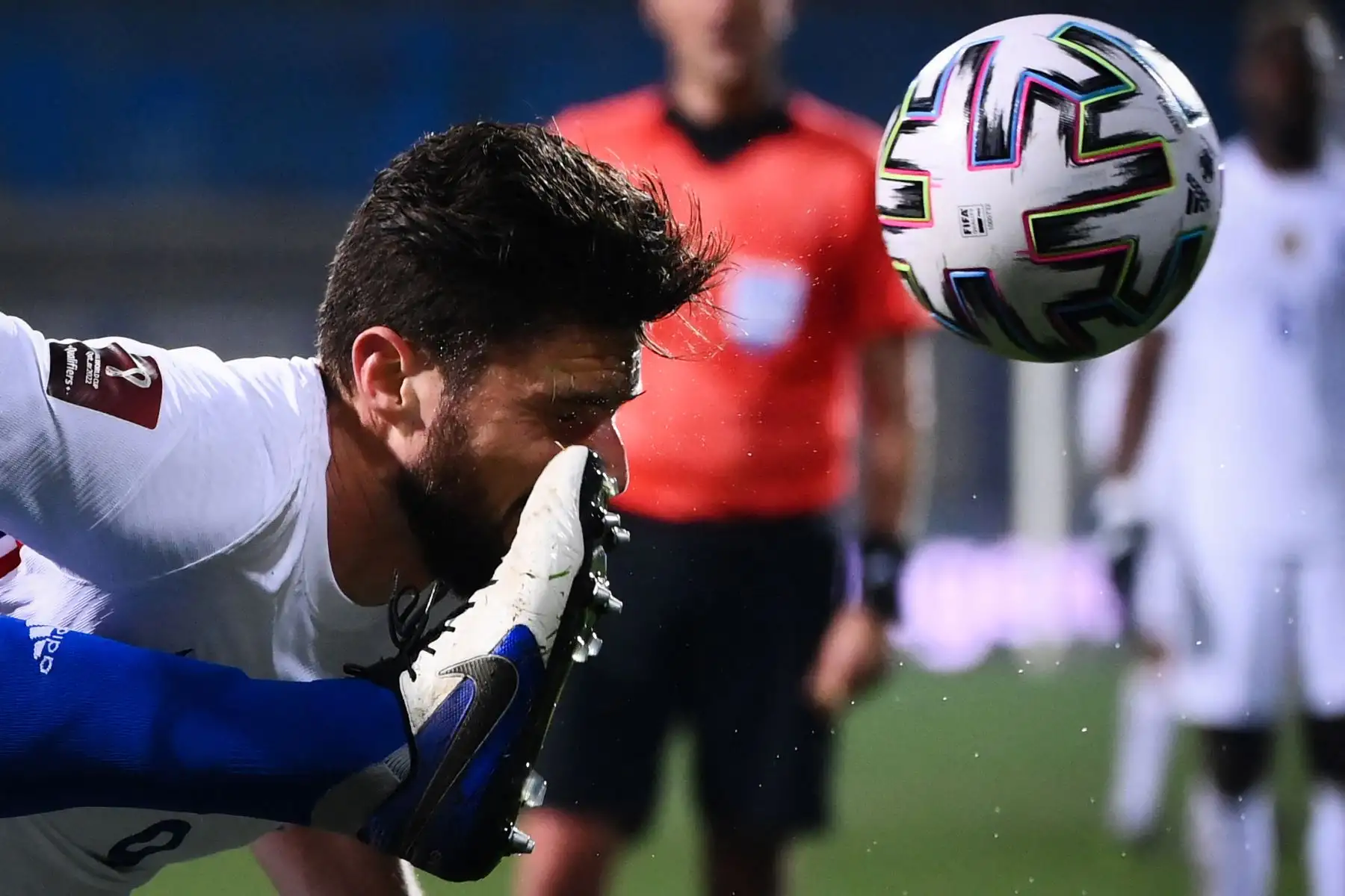 El delantero francés Olivier Giroud reacciona mientras lucha un balón con la cabeza durante el partido de fútbol del Grupo D para la Copa Mundial de la FIFA Qatar 2022. Foto: AFP
