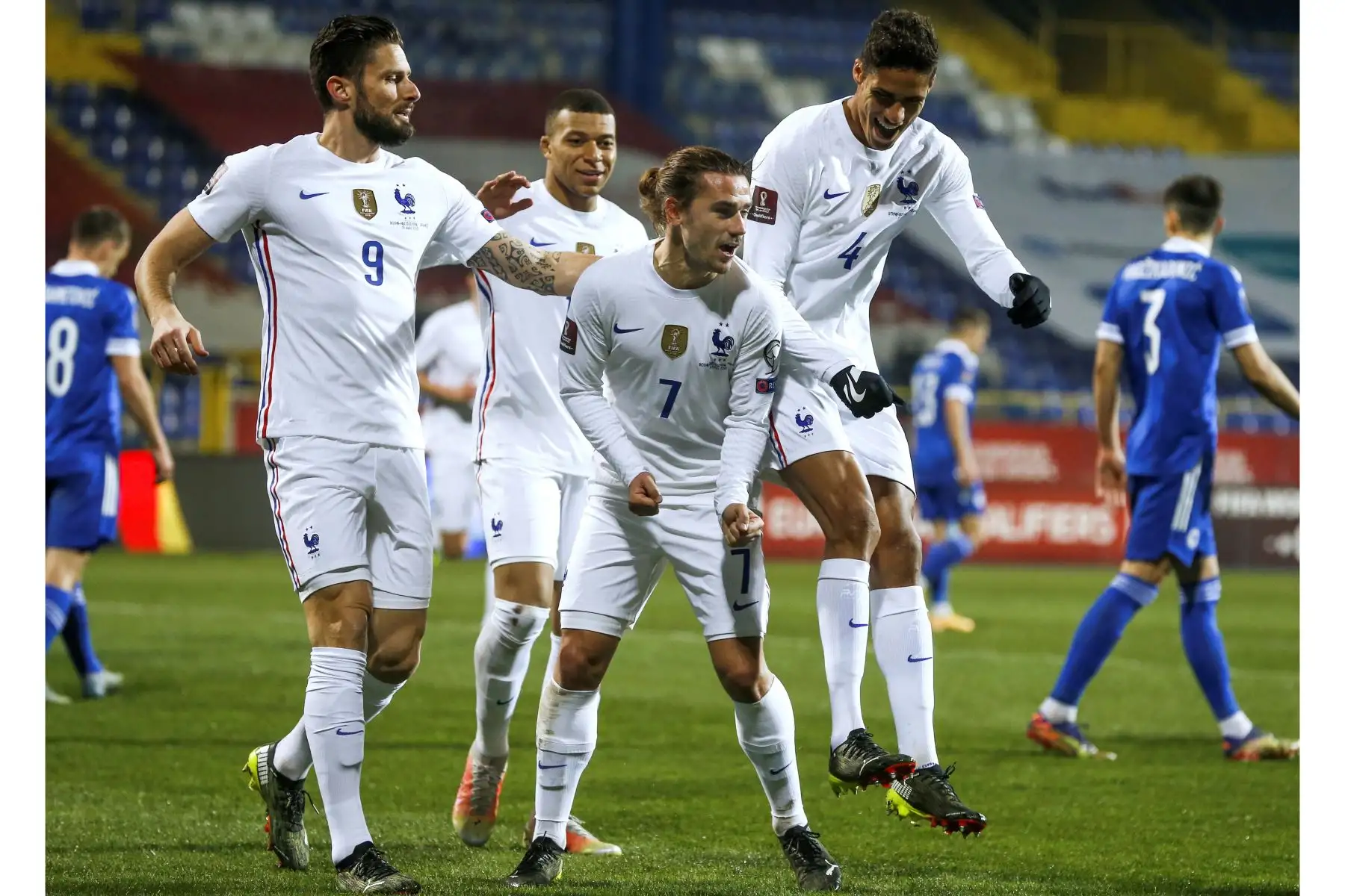 Antoine Griezmann de Francia celebra con sus compañeros tras marcar el primer gol durante el partido de clasificación para la Copa Mundial de la FIFA 2022. Foto: AFP