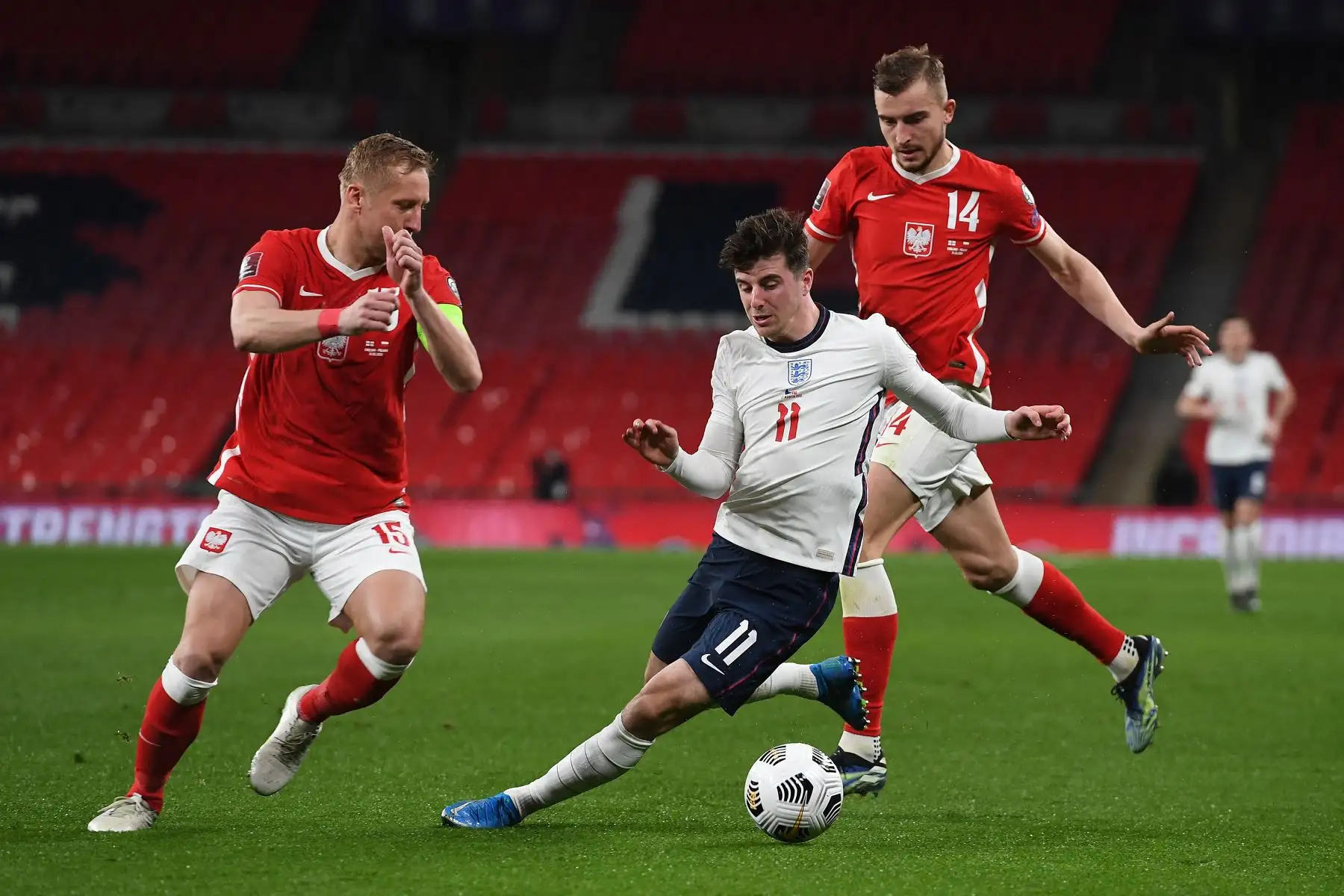 El centrocampista de Inglaterra Mason Mount se enfrenta al defensor de Polonia Kamil Glik y al defensor de Polonia Michal Helik durante el partido de clasificación para la Copa Mundial de la FIFA Qatar 2022. Foto: AFP