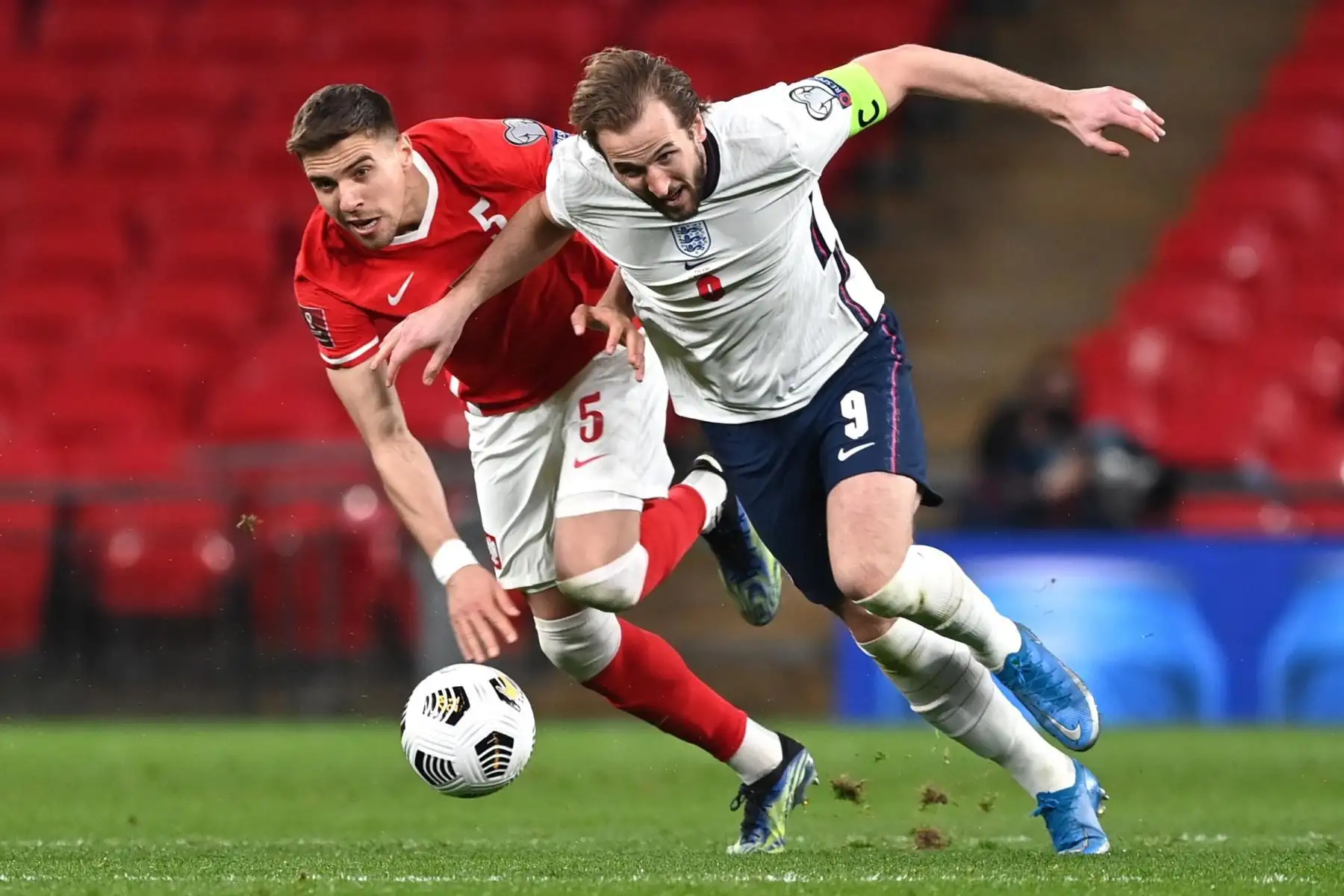 Jan Bednarek de Polonia y el inglés Harry Kane en acción durante el partido de clasificación para la Copa Mundial de la FIFA 2022. Foto: EFE