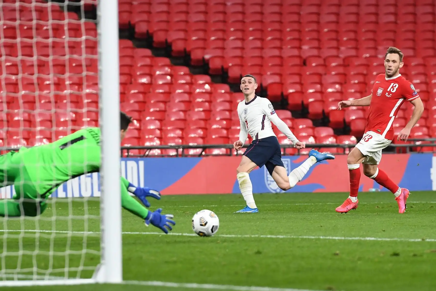 El inglés ’Phil Foden pierde la oportunidad de marcar durante el partido de clasificación para la Copa Mundial de la FIFA 2022