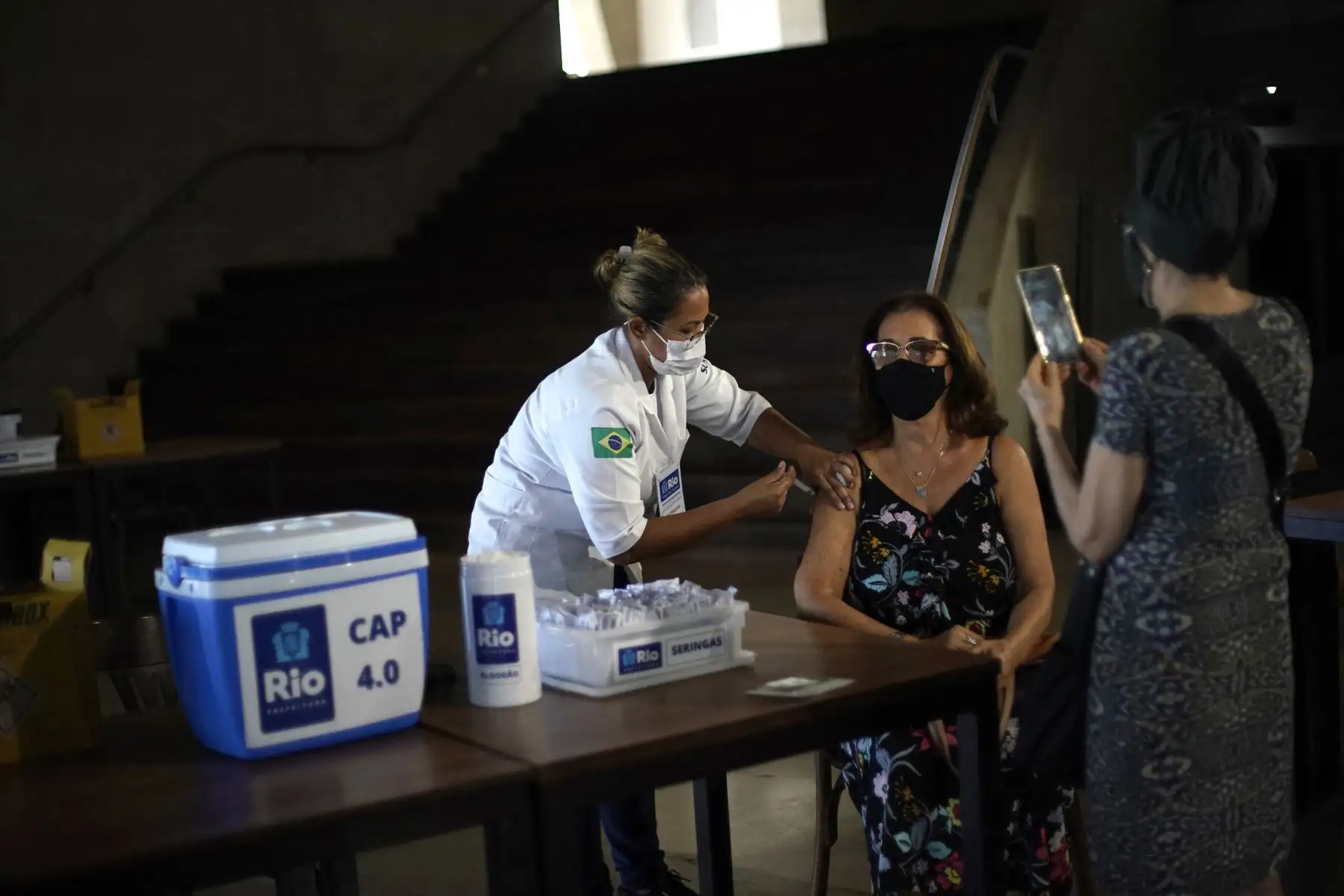 Las personas son inoculadas contra el nuevo coronavirus en Brasil. Foto: AFP