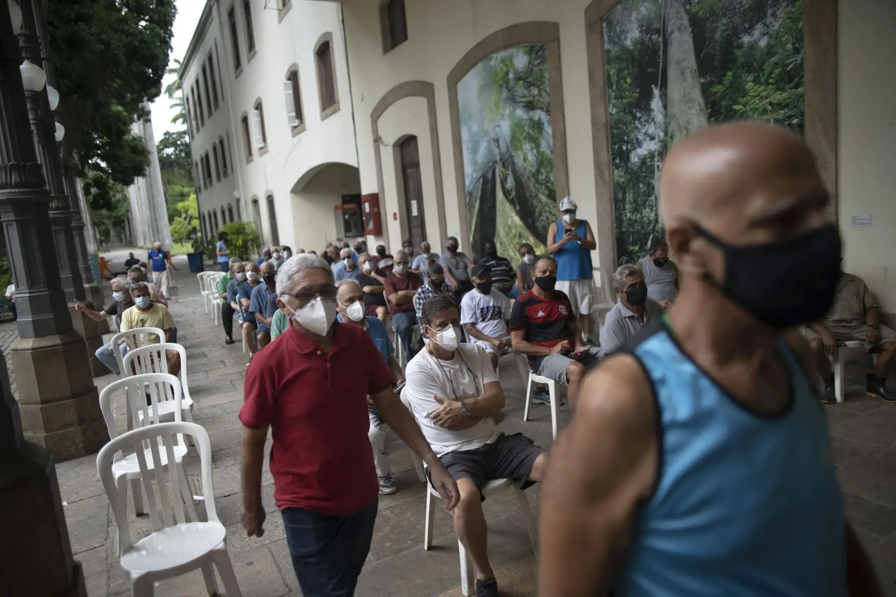 La gente espera ser inoculada contra el nuevo coronavirus, con la vacuna Sinovac CoronaVac de China producida por Butantan, el mayor productor de vacunas de Brasil. Foto: AFP