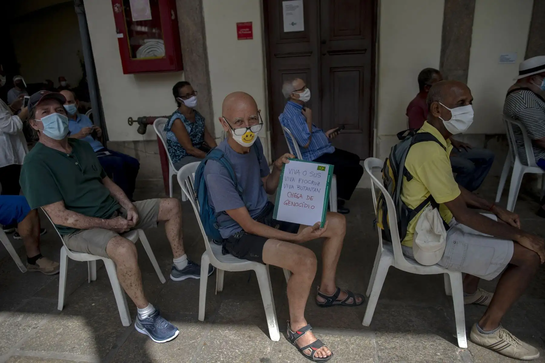 Un hombre, espera ser inoculado contra el nuevo coronavirus. Foto: AFP