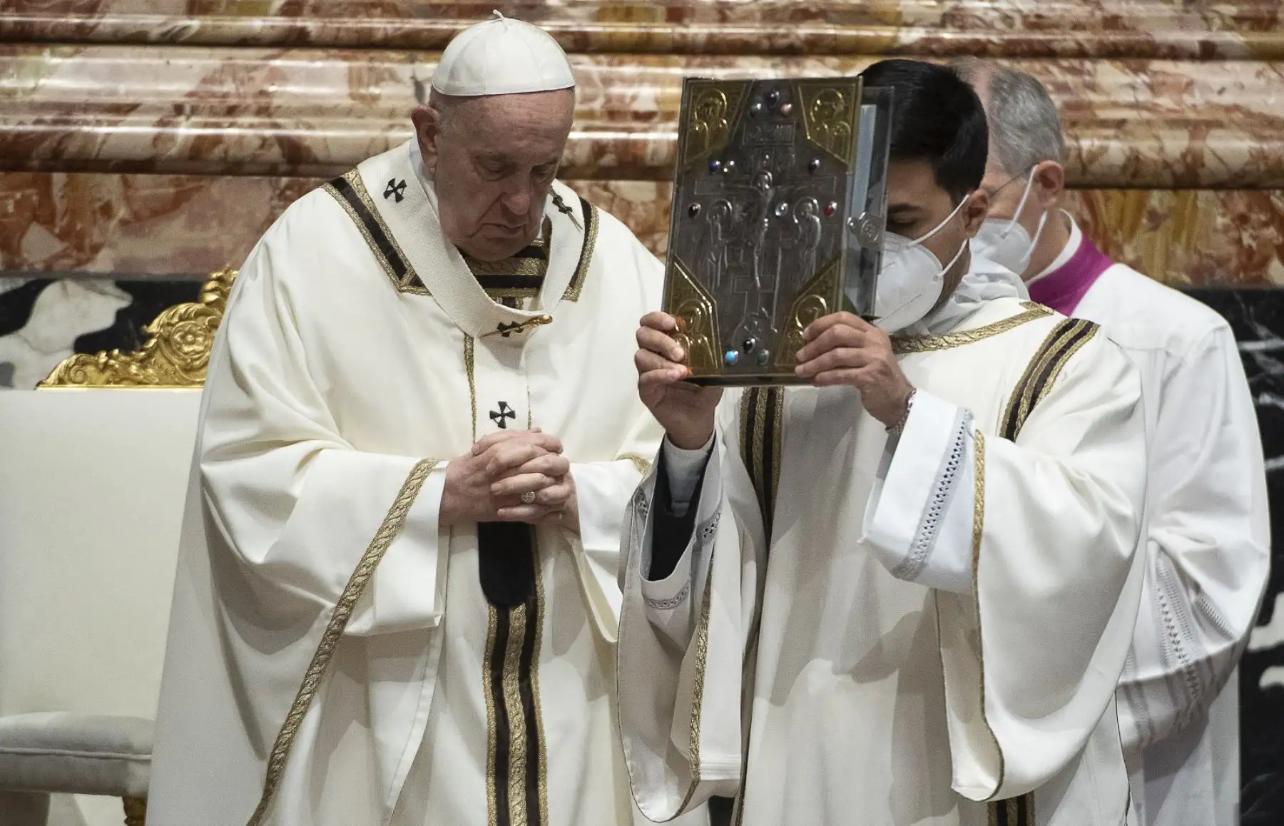 El Papa Francisco celebra la Misa Crismal dentro de la Basílica de San Pedro, donde también bendecirá una cantidad simbólica de aceite que se utilizará para administrar los sacramentos del año en el Vaticano. Foto: AFP