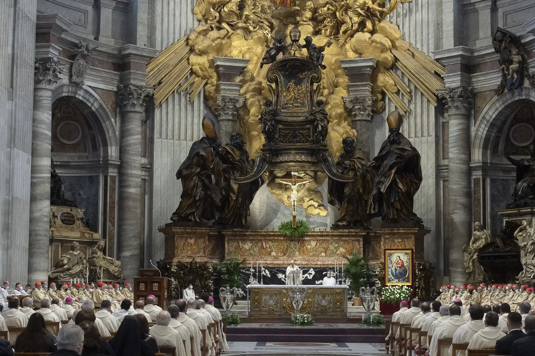 El Papa Francisco celebra la Misa Crismal dentro de la Basílica de San Pedro, donde también bendecirá una cantidad simbólica de aceite que se utilizará para administrar los sacramentos del año en el Vaticano. Foto: AFP