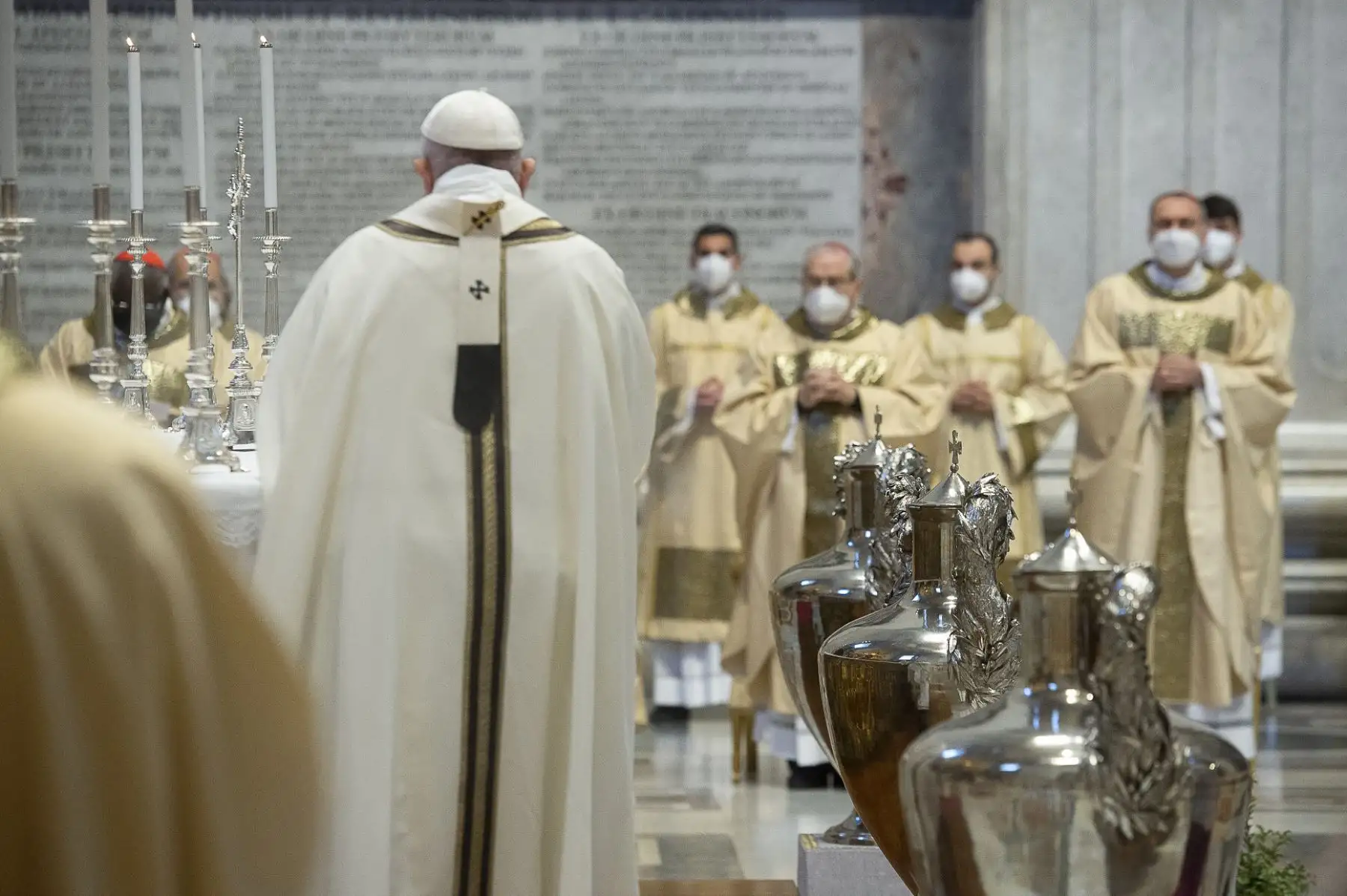 El Papa Francisco celebra la Misa Crismal dentro de la Basílica de San Pedro, donde también bendecirá una cantidad simbólica de aceite que se utilizará para administrar los sacramentos del año en el Vaticano. Foto: AFP