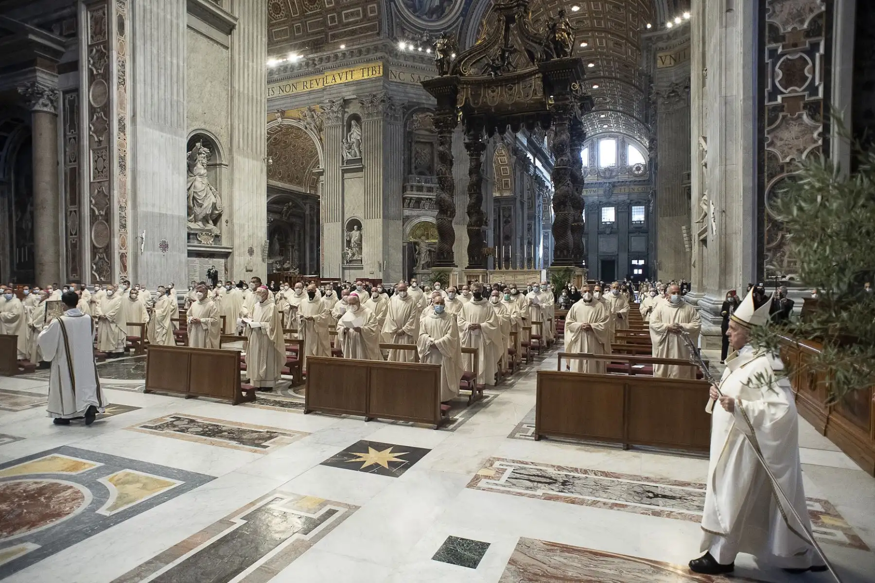 El Papa Francisco celebra la Misa Crismal dentro de la Basílica de San Pedro, donde también bendecirá una cantidad simbólica de aceite que se utilizará para administrar los sacramentos del año en el Vaticano. Foto: AFP