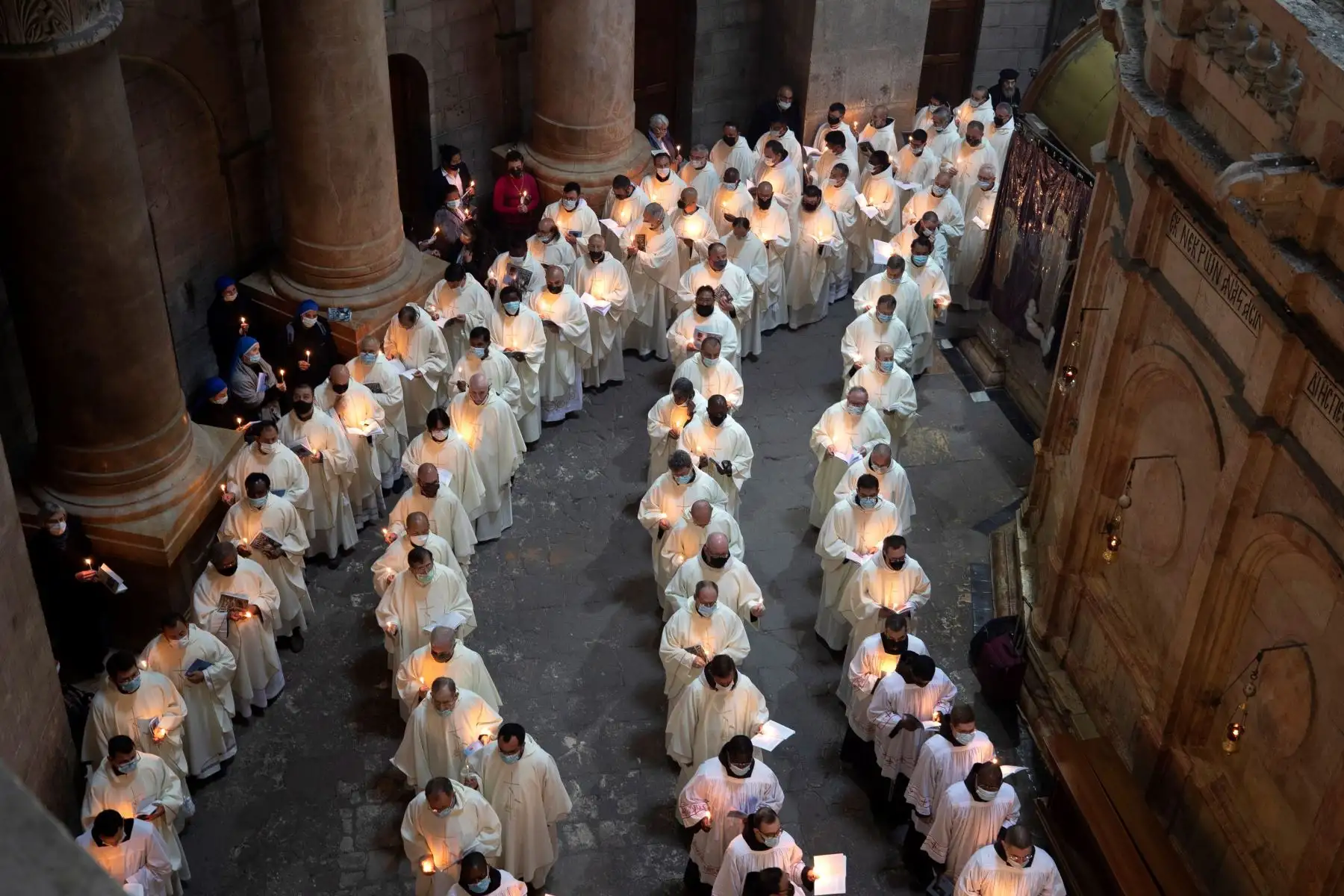 Clérigos latinos participan en la procesión del Jueves Santo, durante la ceremonia católica del Lavatorio de los Pies en Semana Santa, junto a la tumba de Jesús en la Iglesia del Santo Sepulcro en la ciudad vieja de Jerusalén. Foto: AFP