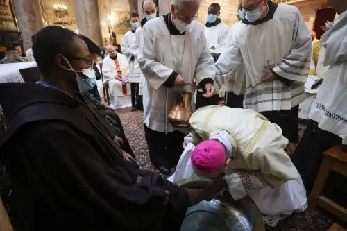 Ceremonia del Lavatorio de los Pies frente al Edículo, que tradicionalmente se cree que es el lugar de enterramiento de Jesucristo, en la Iglesia del Santo Sepulcro, en Jerusalén. Foto: AFP
