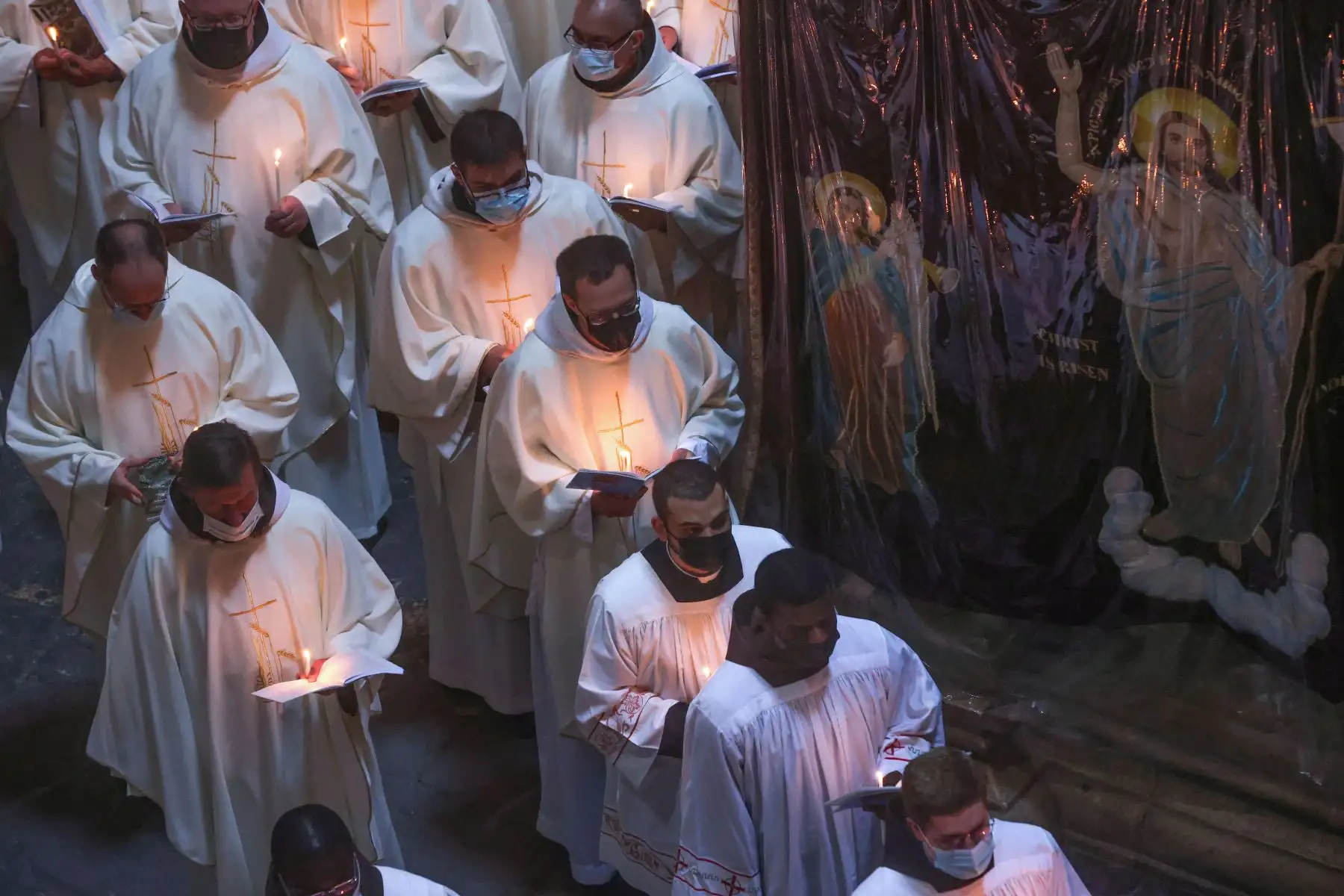 Clérigos latinos participan en la procesión del Jueves Santo, durante la ceremonia católica del Lavatorio de los Pies en Semana Santa, junto a la tumba de Jesús en la Iglesia del Santo Sepulcro en la ciudad vieja de Jerusalén. Foto: AFP
