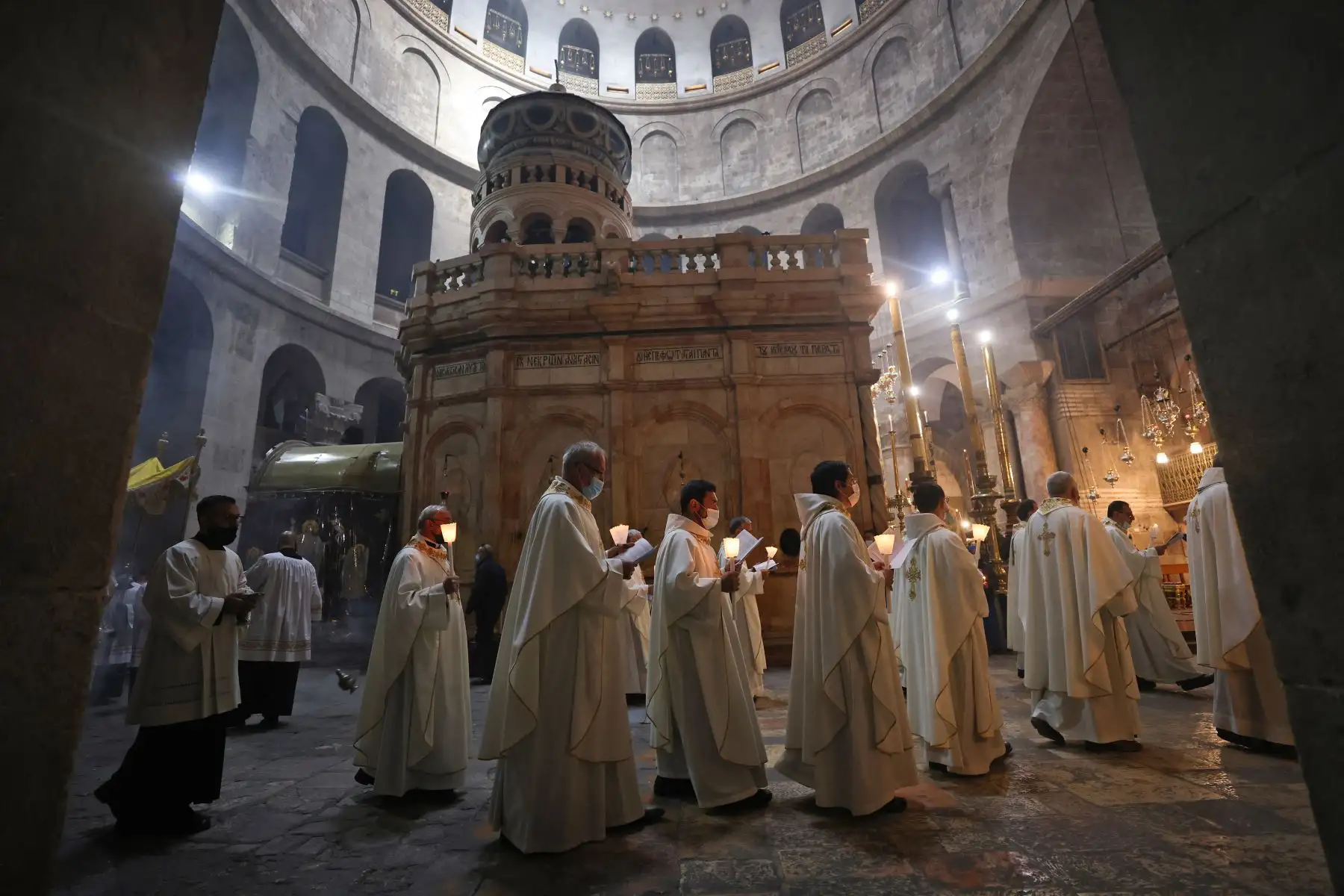 Clérigos latinos participan en la procesión del Jueves Santo, durante la ceremonia católica del Lavatorio de los Pies en Semana Santa, junto a la tumba de Jesús en la Iglesia del Santo Sepulcro en la ciudad vieja de Jerusalén. Foto: AFP