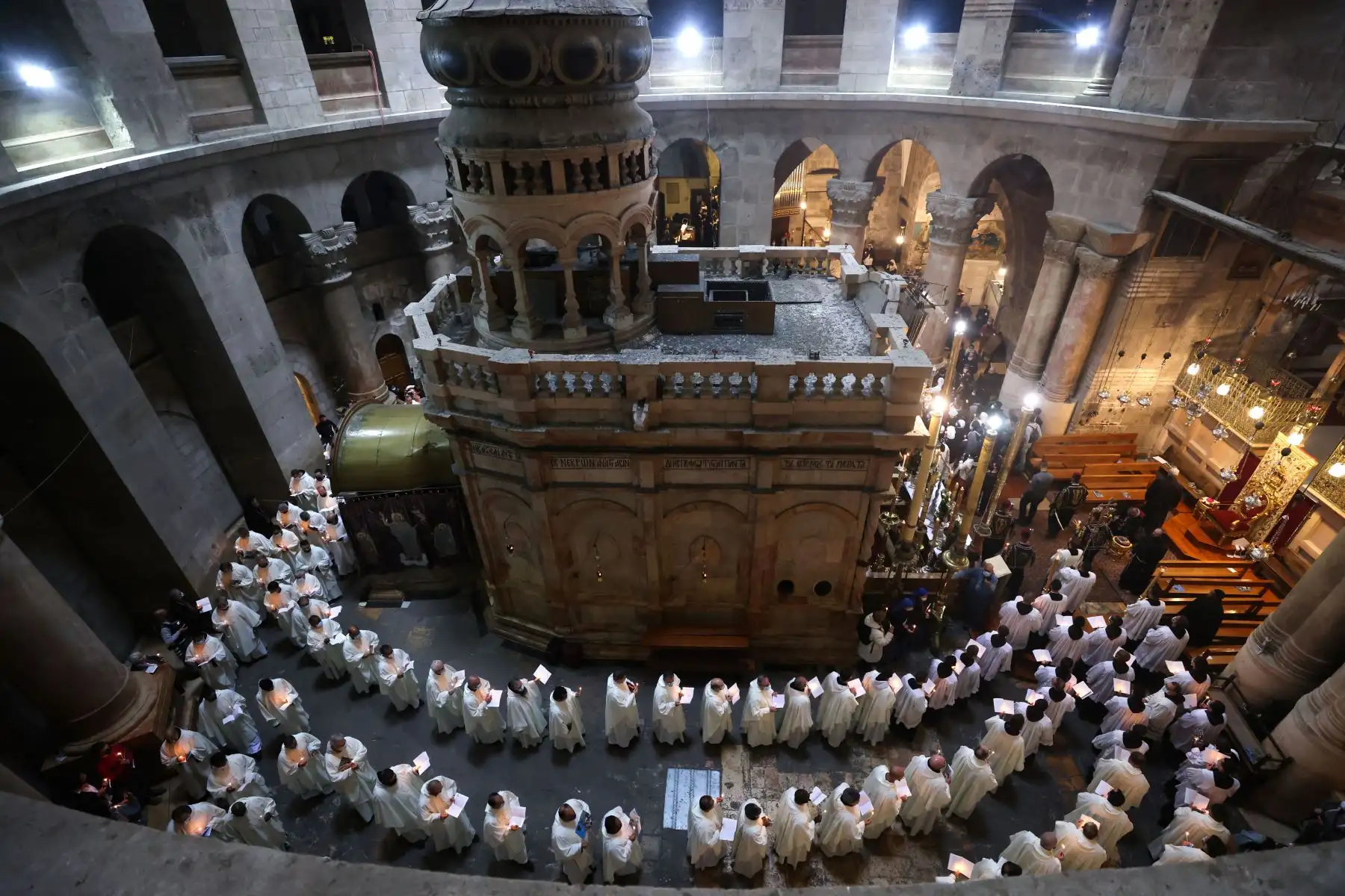 Clérigos latinos participan en la procesión del Jueves Santo, durante la ceremonia católica del Lavatorio de los Pies en Semana Santa, junto a la tumba de Jesús en la Iglesia del Santo Sepulcro en la ciudad vieja de Jerusalén. Foto: AFP