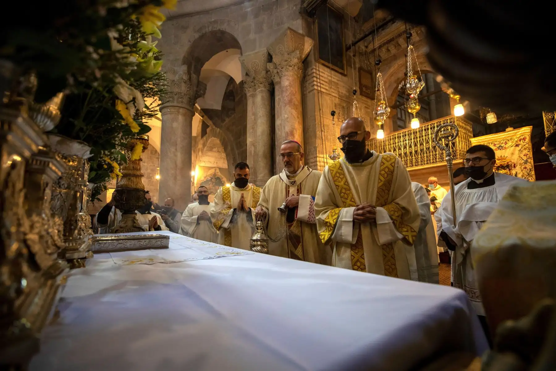 Misa para conmemorar el Lavatorio de los Pies alrededor del Edículo, que tradicionalmente se cree que es el lugar de enterramiento de Jesucristo, el Jueves Santo en la Iglesia del Santo Sepulcro en Jerusalén. Foto: AFP