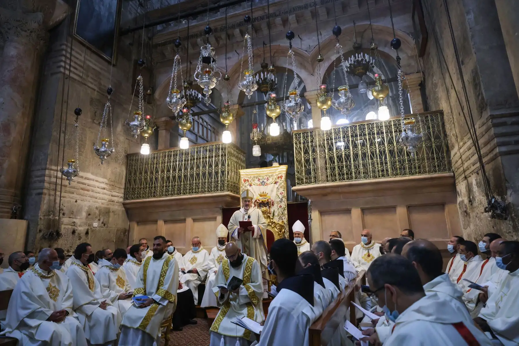 Misa para conmemorar el Lavatorio de los Pies alrededor del Edículo, que tradicionalmente se cree que es el lugar de enterramiento de Jesucristo, el Jueves Santo en la Iglesia del Santo Sepulcro en Jerusalén. Foto: AFP