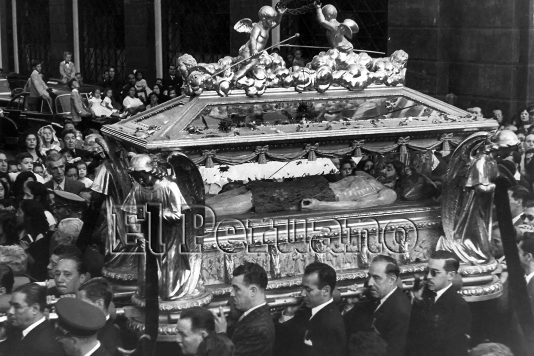 Lima 11/04/1952 . El catafalco llevando la efigie del Cristo yaciente, durante la procesión del Santo Sepulcro, que recorriera las calles céntricas de Lima en Viernes Santo. Foto: Archivo Histórico  EL PERUANO