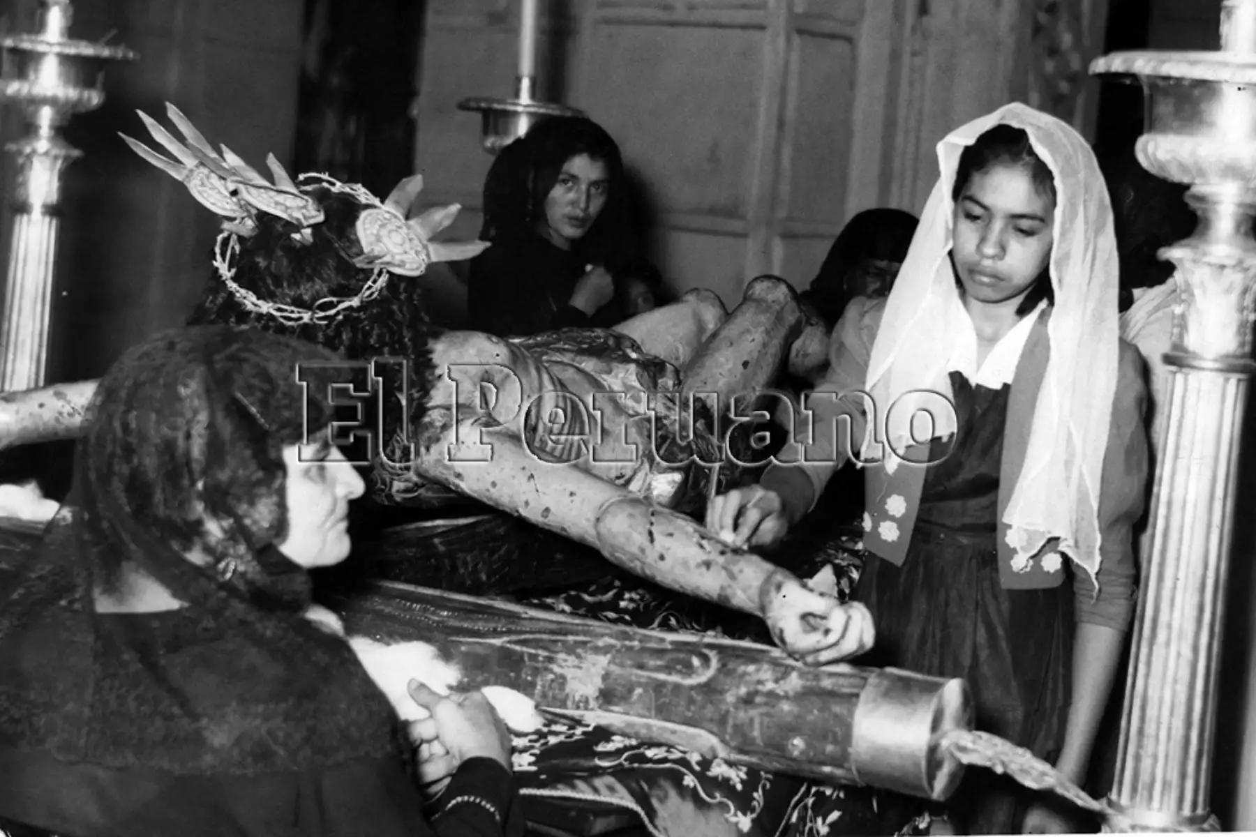 Lima 07/04/1955. Varias mujeres con mantilla se acercan a la imagen del Cristo Yacente en una iglesia de la capital en Viernes Santo. Foto: Archivo Histórico EL PERUANO