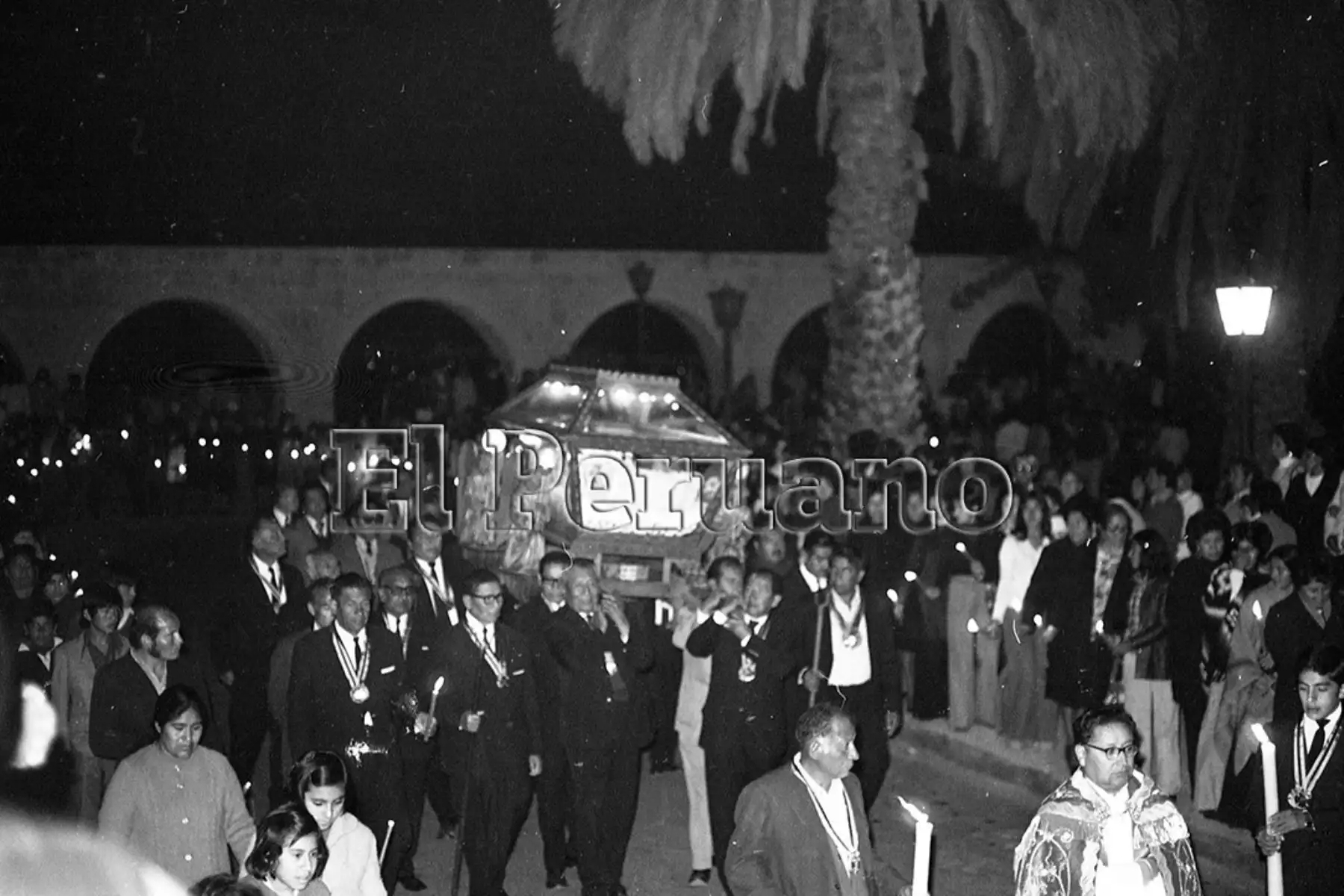 Arequipa 18/04/1976. Procesión de los fieles en Viernes Santo. Foto: Archivo Histórico de EL PERUANO.