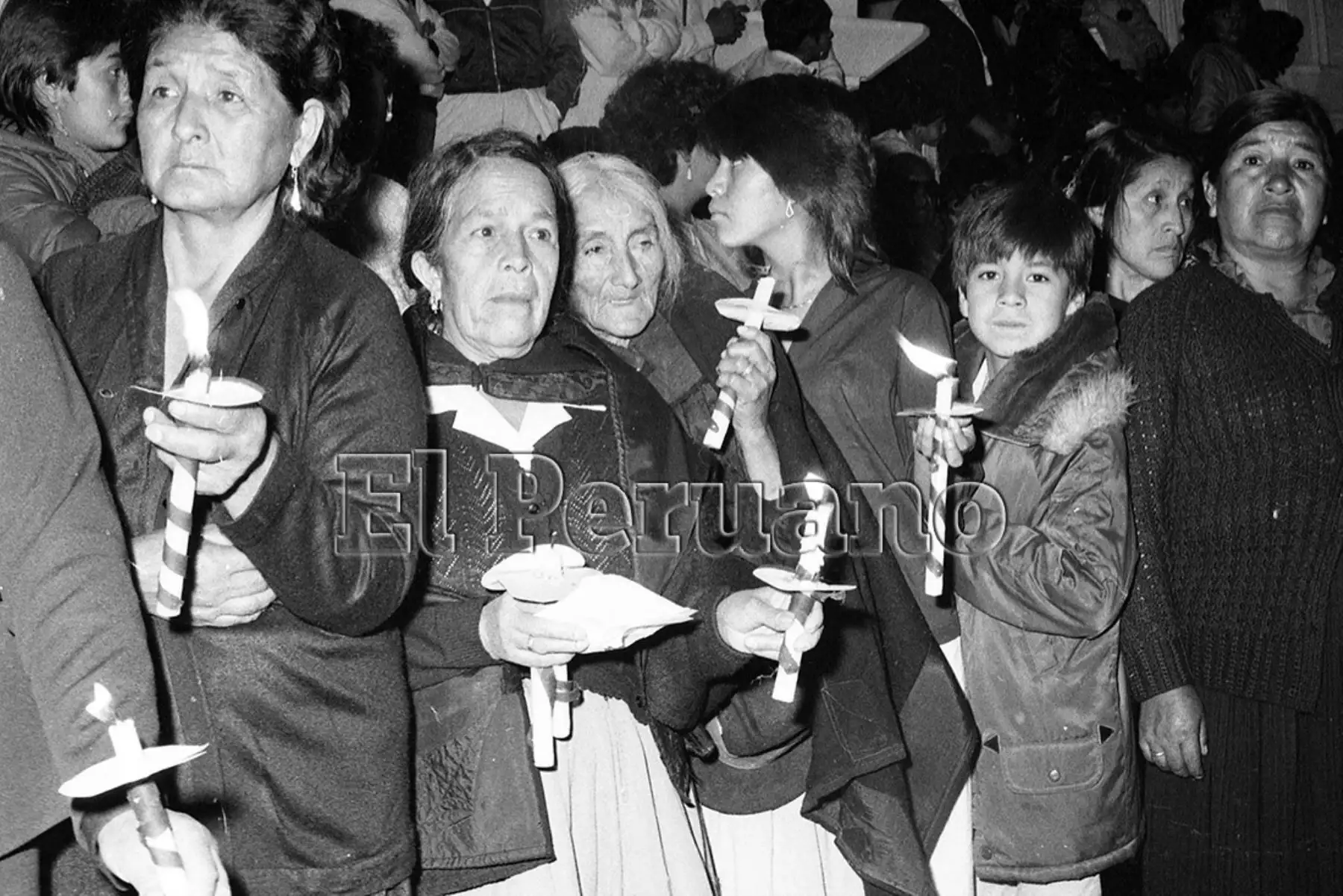 Ayacucho 29/03/ 1986. Devoción de los fieles en Viernes Santo. Foto: Archivo Histórico  EL PERUANO