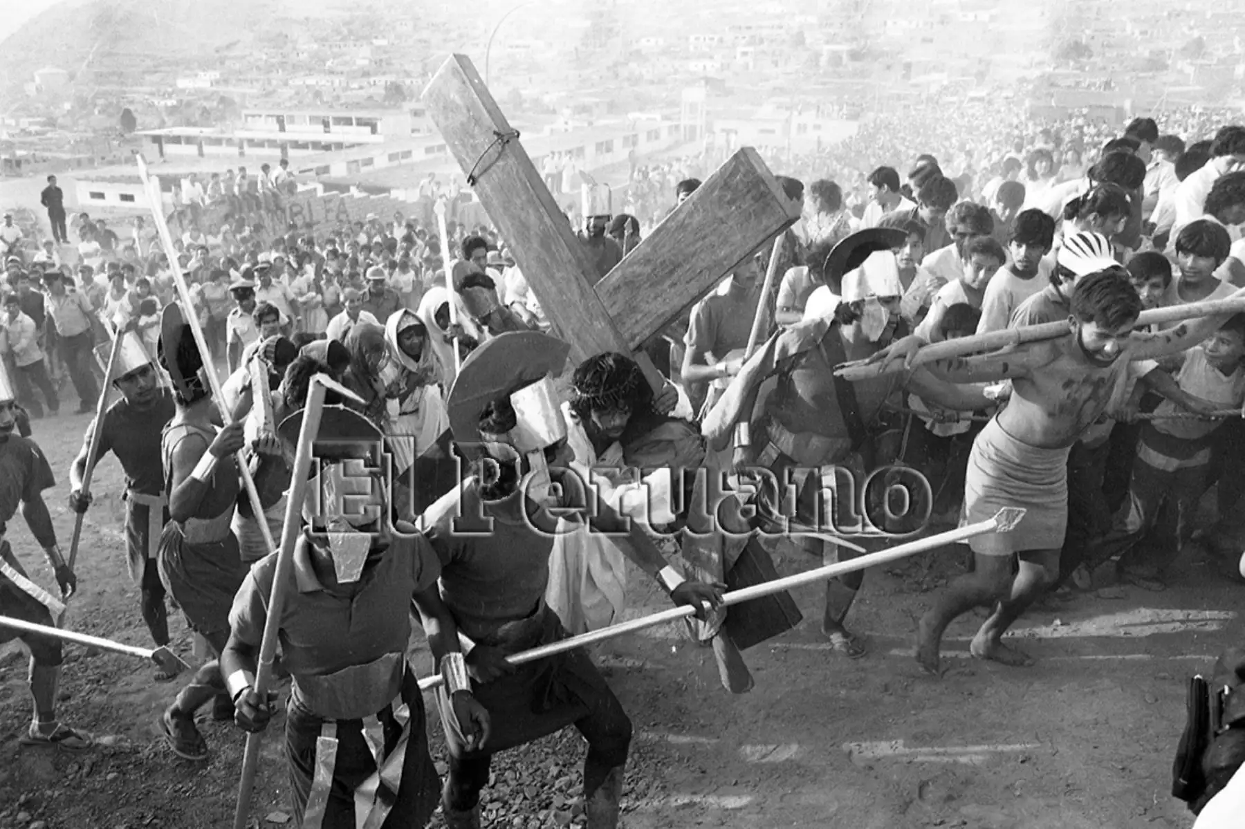 Lima 17/04/1987. Escenificación de la vida, pasión y muerte de Jesucristo en Comas. El actor Carlos Cuya interpretó el sublime papel de Cristo. Foto: Archivo Histórico  EL PERUANO
