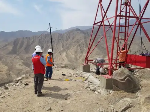 Los riesgos más relevantes están referidos a que la obra no cuenta con licencia de funcionamiento de energía eléctrica, comprobándose que para hacer las pruebas de funcionamiento se viene utilizando energía eléctrica de casas aledañas a las antenas.