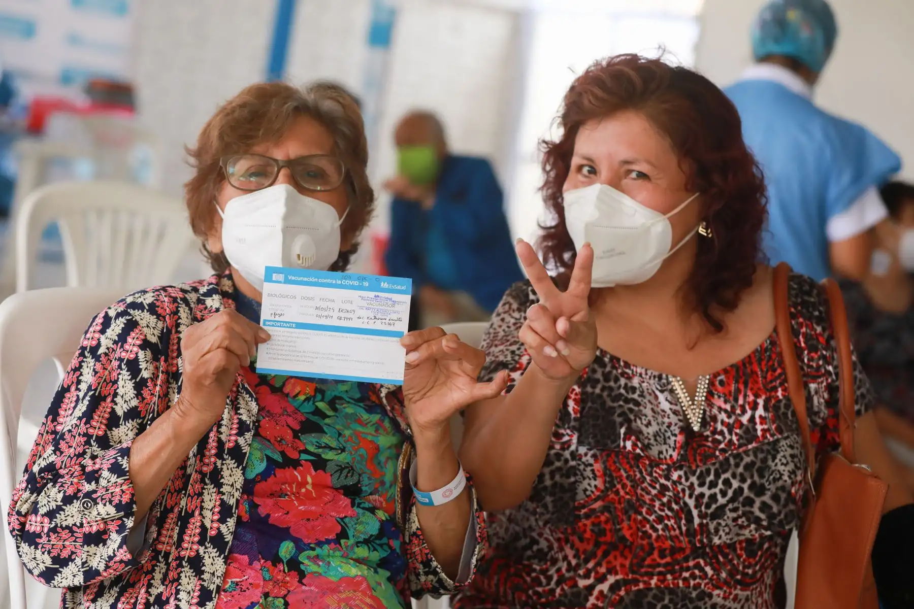 Hoy Jueves Santo, cerca de mil adultos mayores reciben la segunda dosis de la vacuna de Pfizer que los protege contra el covid-19 en sus casas y en los 5 vacunatorios que EsSalud habilitó en diversos puntos de la ciudad. Foto: EsSalud